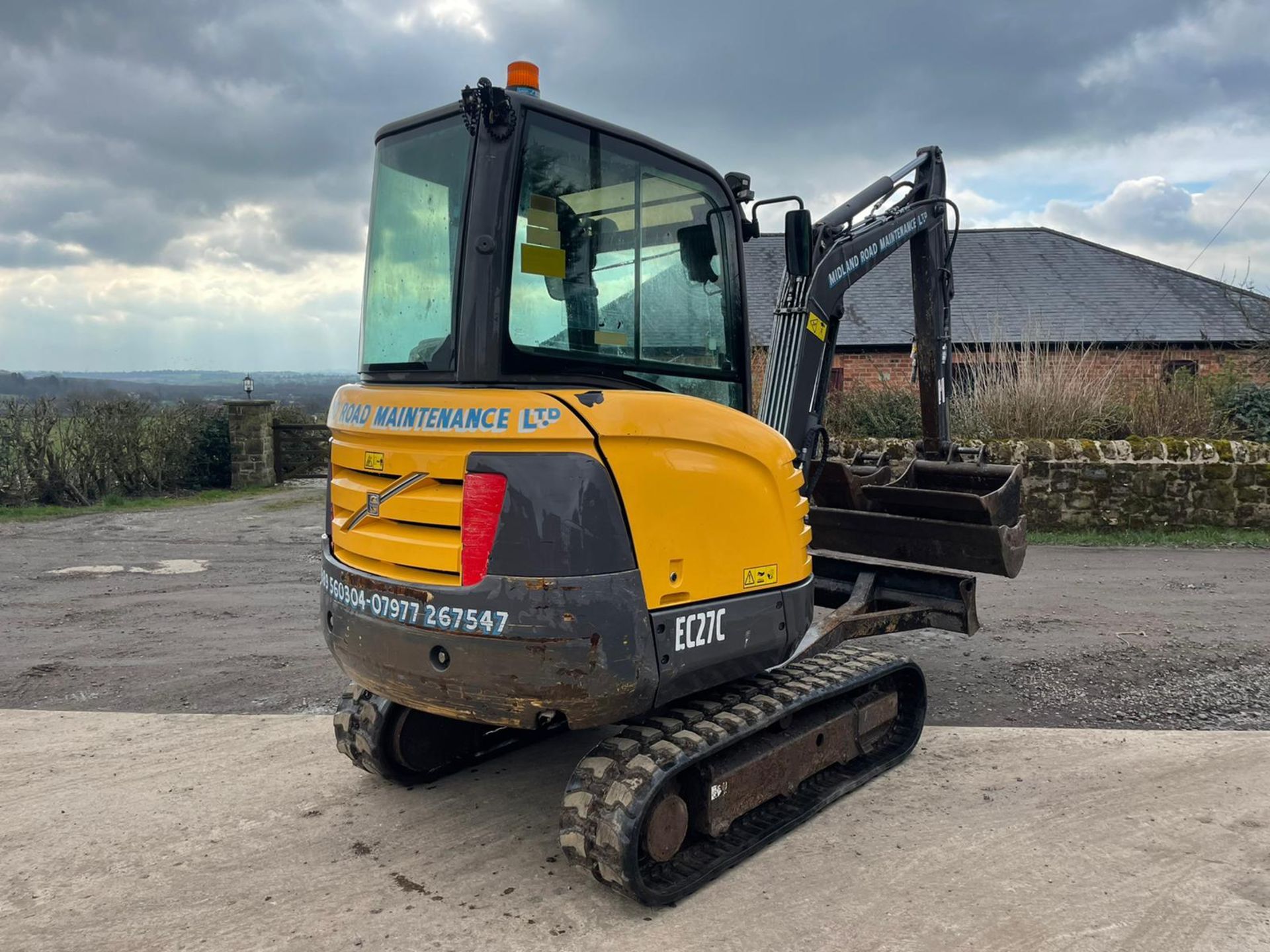 2013 VOLVO EC27C EXCAVATOR RUNS, DRIVES AND DIGS, IN USED BUT GOOD CONDITION, X3 BUCKETS INCLUDED - Image 5 of 8