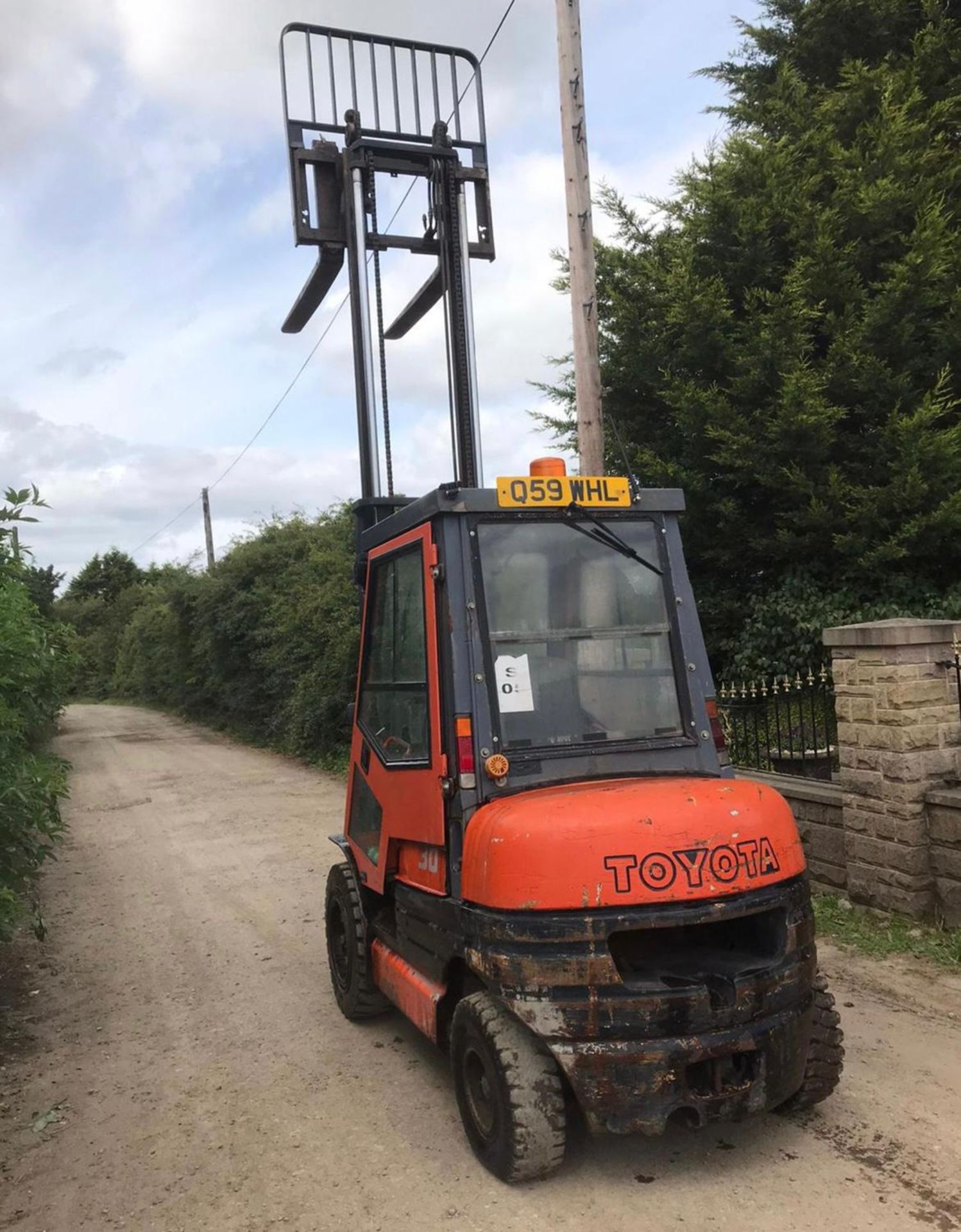 TOYOTA 30 FORKLIFT, RUNS, DRIVES AND LIFTS, CONTAINER SPEC, FULLY GLASS CAB *PLUS VAT* - Image 4 of 5