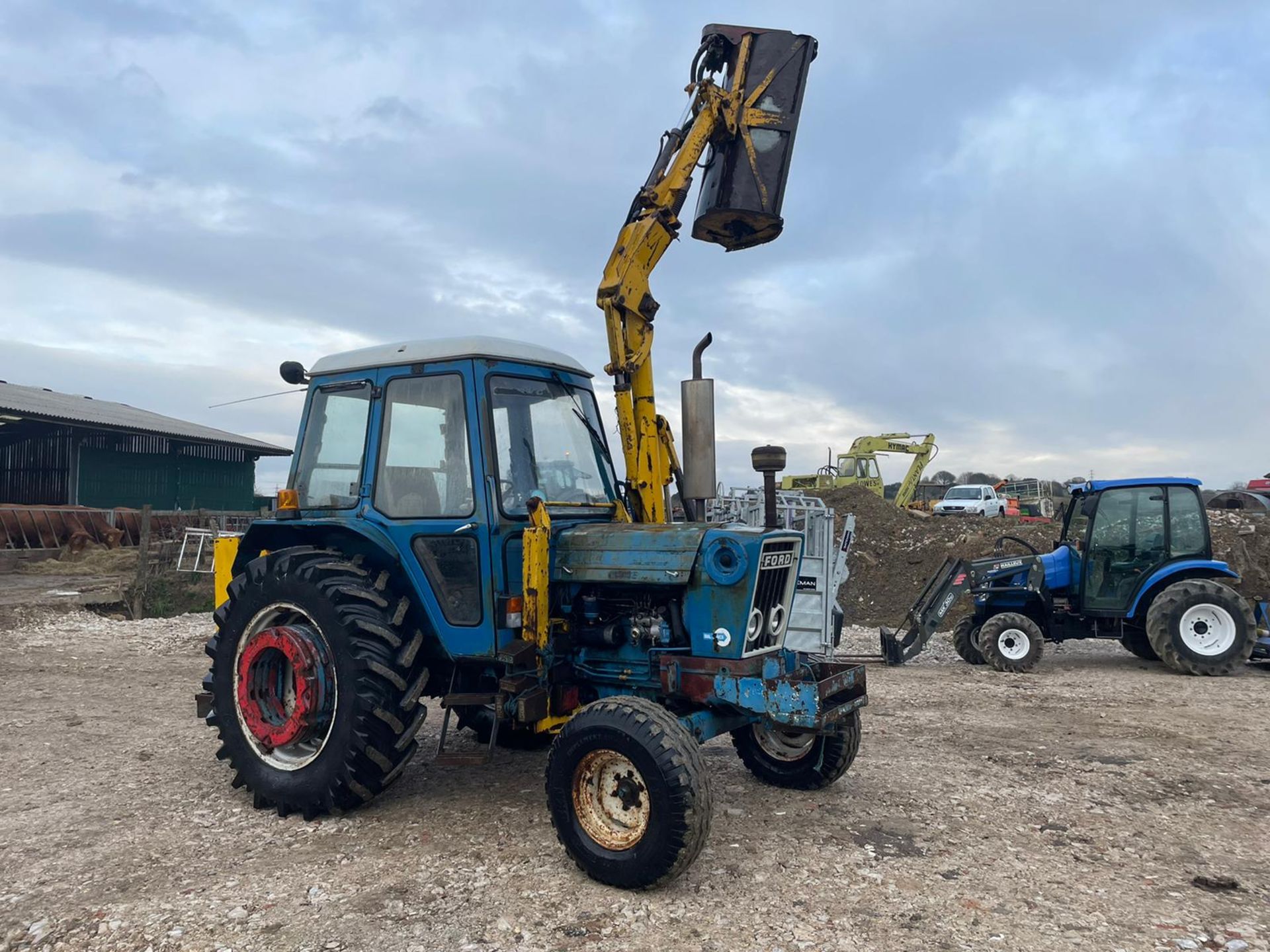 FORD 6600 TRACTOR WITH MID MOUNTED MOWER, RUNS, DRIVES AND WORKS, TYRES ARE LIKE NEW *PLUS VAT* - Image 11 of 15