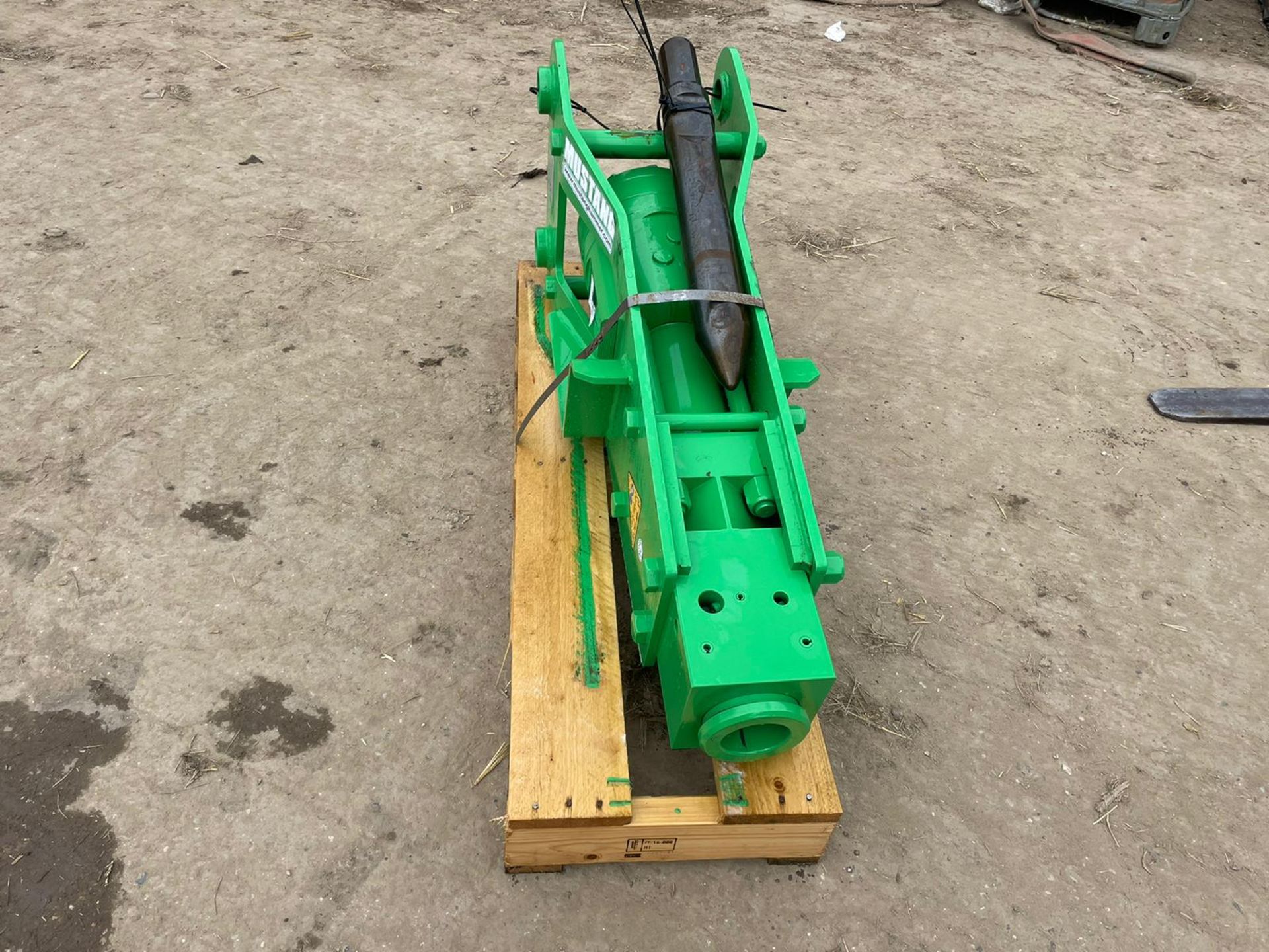 BRAND NEW AND UNUSED 2021 MUSTANG BPH 125 ROCK BREAKER, CHISEL IS INCLUDED *PLUS VAT* - Image 3 of 4