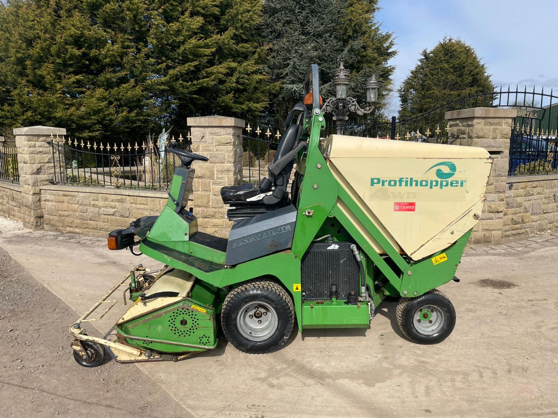 2012 AMAZONE PROFIHOPPER RIDE ON MOWER, RUNS, DRIVES AND CUTS, IN GOOD CONDITION *PLUS VAT* - Image 5 of 14