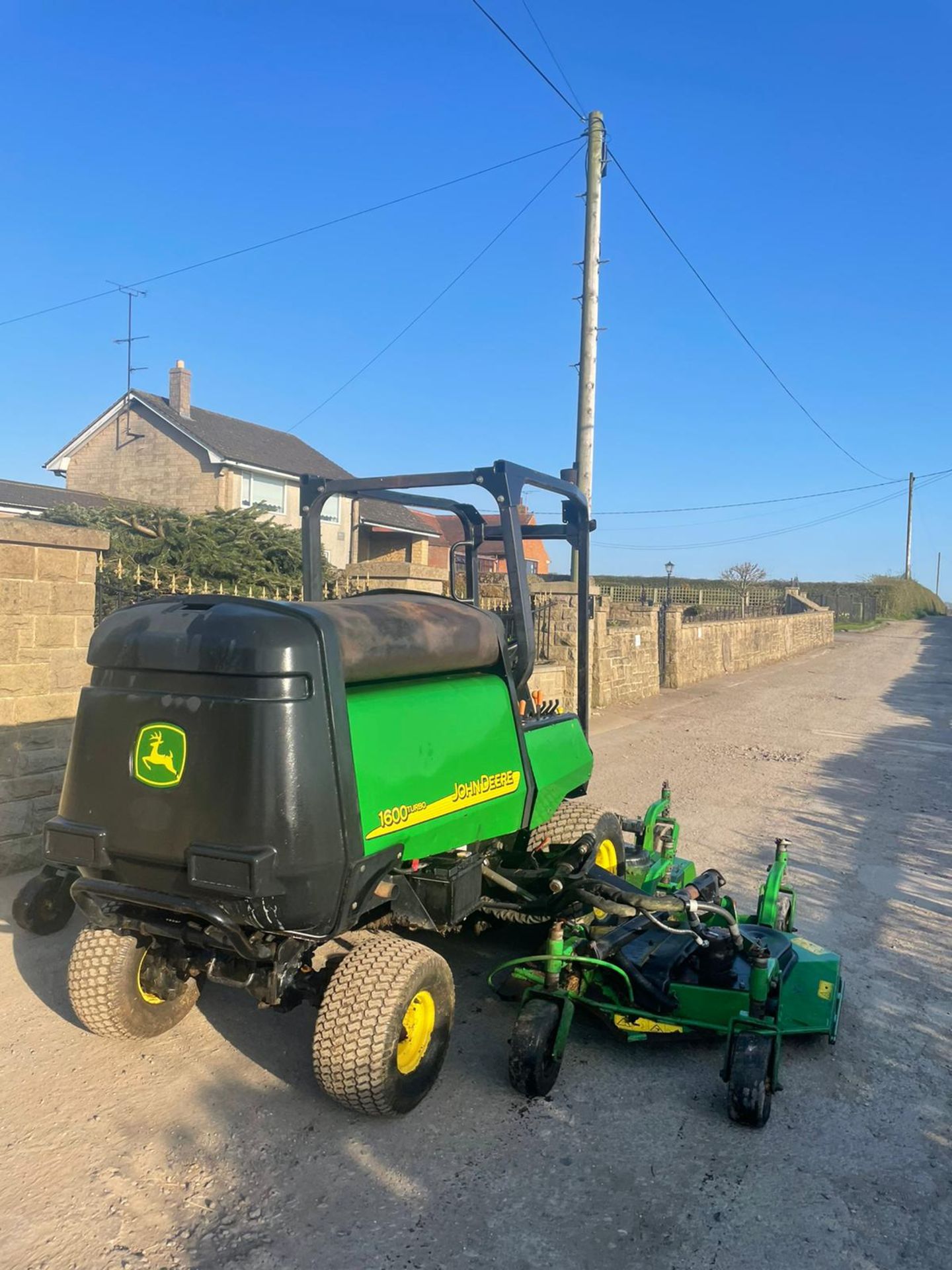 JOHN DEERE 1600 TURBO RIDE ON MOWER, LOW HOURS, 4 WHEEL DRIVE *NO VAT* - Image 3 of 6