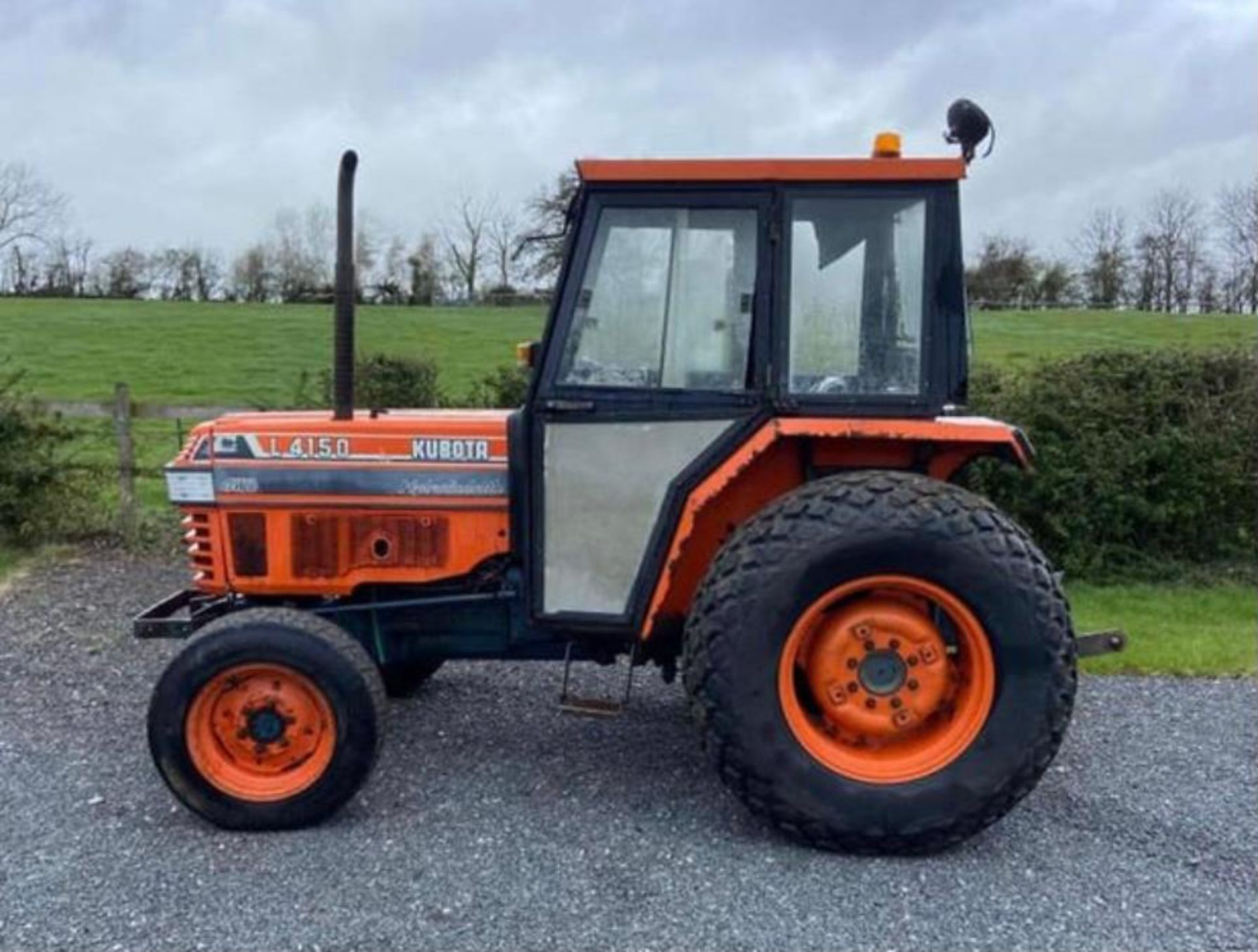 KUBOTA L4150 COMPACT TRACTOR, RUNS AND DRIVES, 3 POINT LINKAGE, 50HP, SHOWING 1236 HOURS *NO VAT* - Image 3 of 4