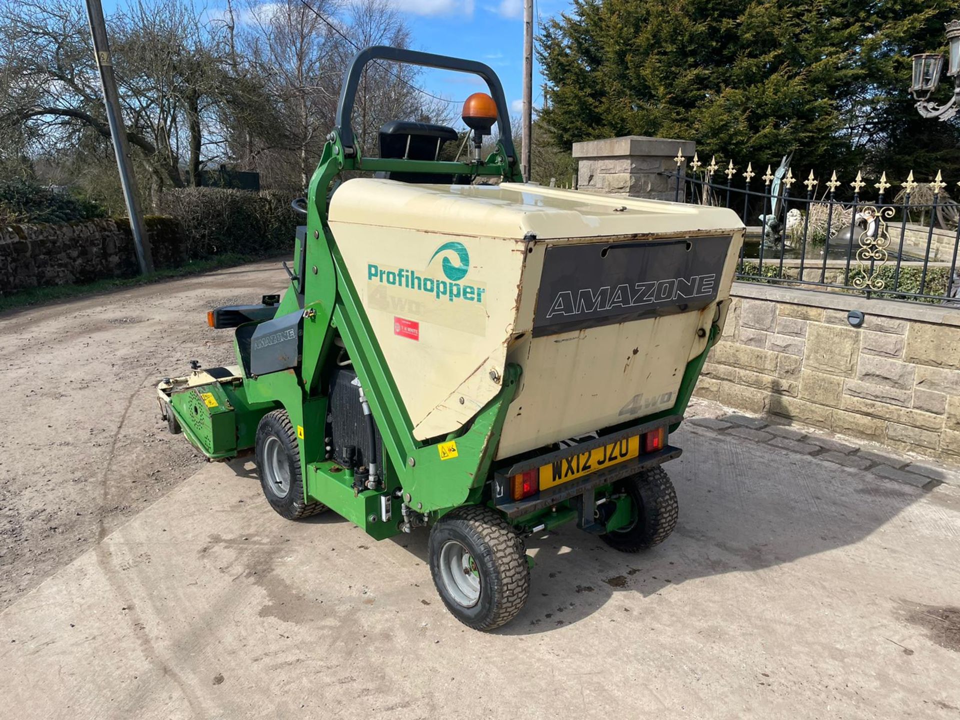 2012 AMAZONE PROFIHOPPER RIDE ON MOWER, RUNS, DRIVES AND CUTS, IN GOOD CONDITION *PLUS VAT* - Image 6 of 14