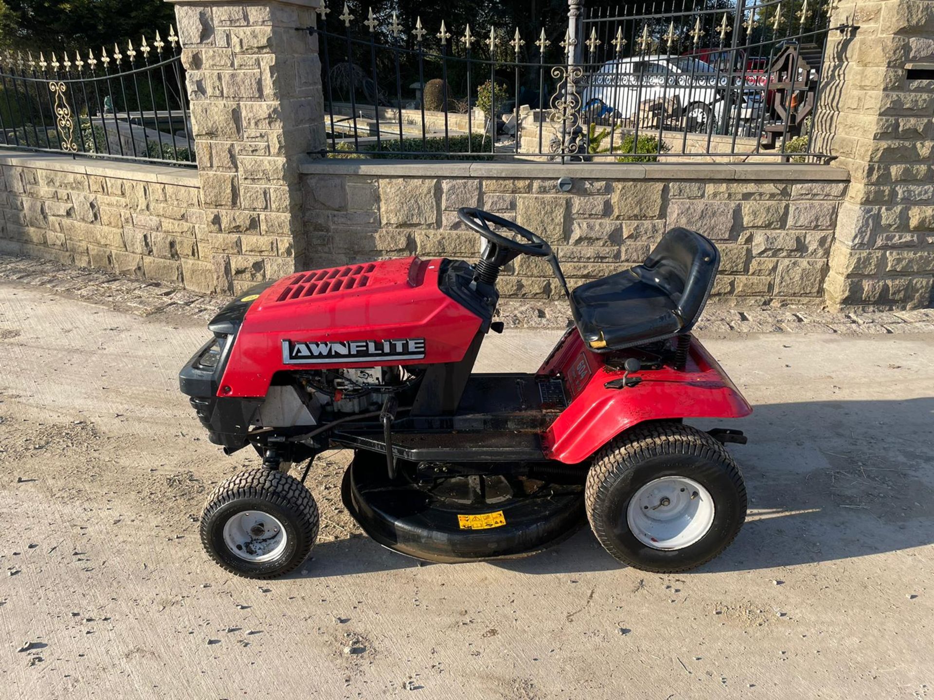 LAWNFLITE 604 RIDE ON MOWER, RUNS DRIVES AND CUTS *NO VAT*