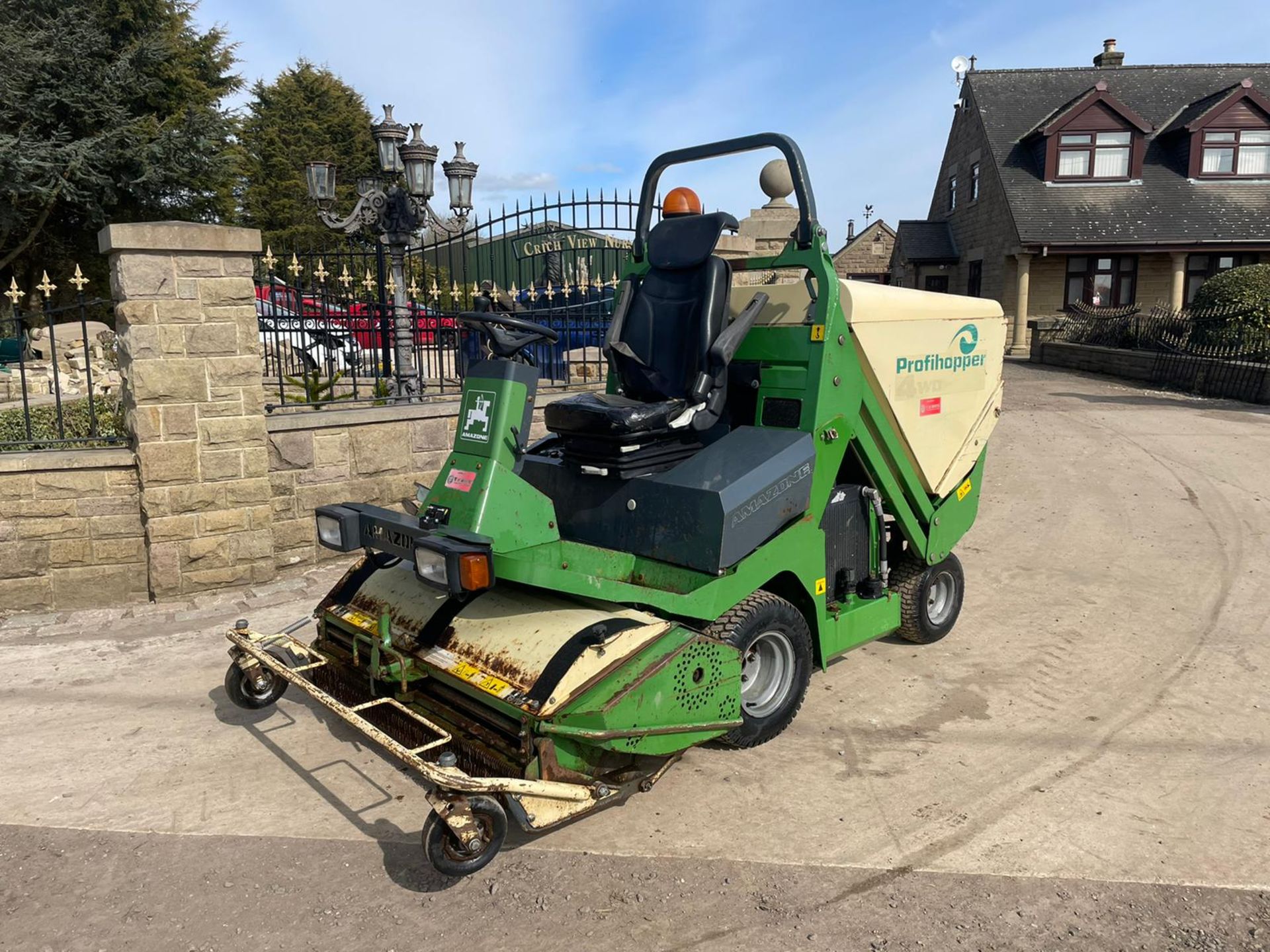 2012 AMAZONE PROFIHOPPER RIDE ON MOWER, RUNS, DRIVES AND CUTS, IN GOOD CONDITION *PLUS VAT* - Image 4 of 14