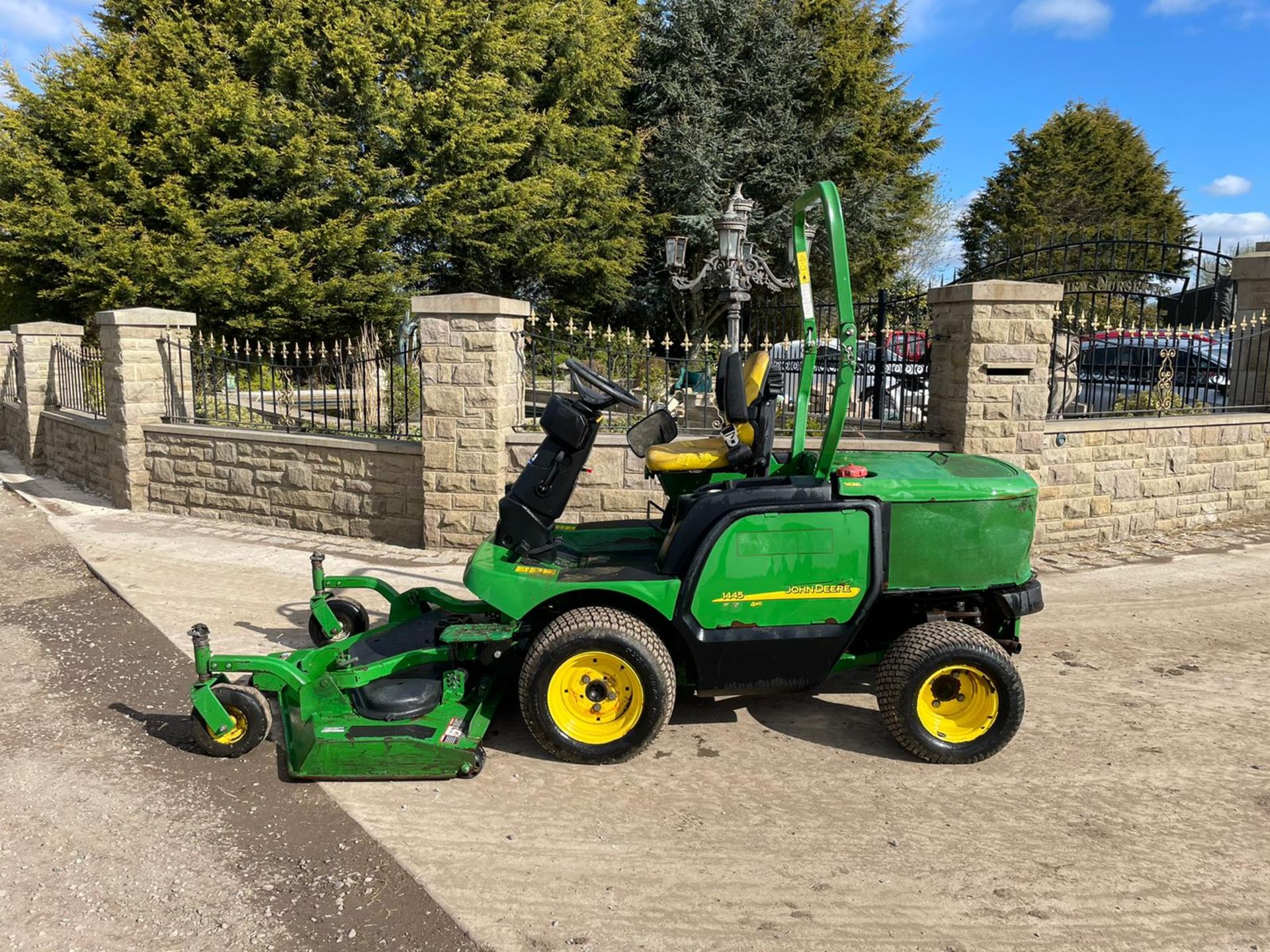 JOHN DEERE 1445 RIDE ON MOWER, RUNS DRIVES AND CUTS, IN USED BUT GOOD CONDITION *NO VAT*