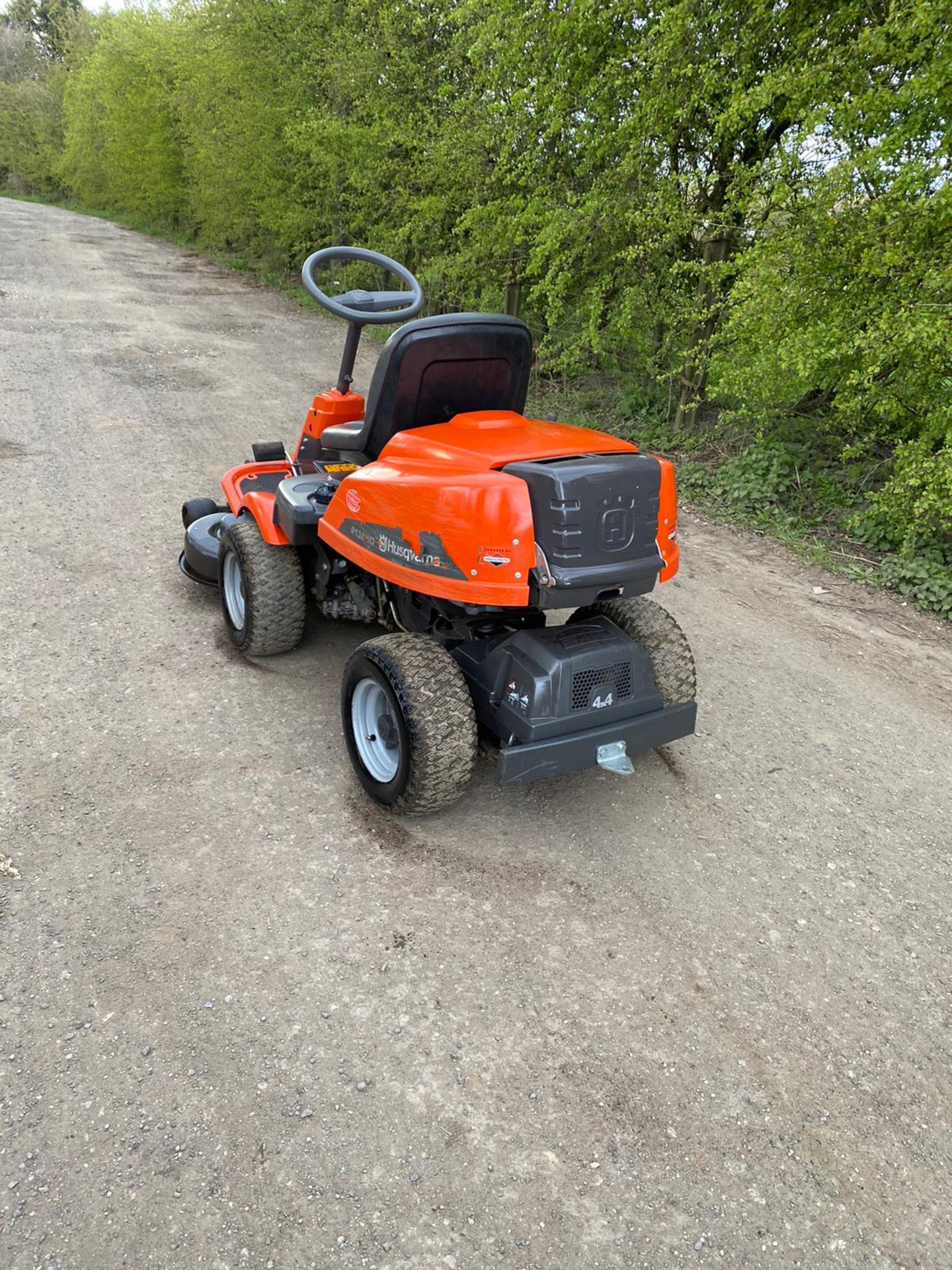 HUSQVARNA R13 FOUR WHEEL DRIVE RIDE ON LAWN MOWER, RUNS DRIVES AND CUTS *NO VAT* - Image 3 of 6