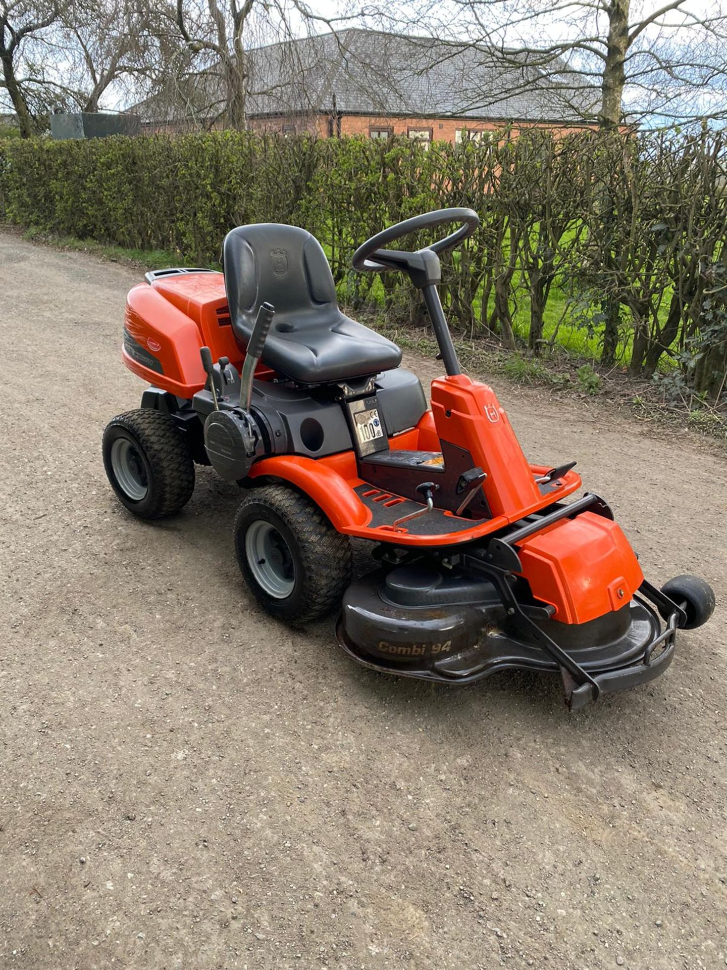 HUSQVARNA R13 FOUR WHEEL DRIVE RIDE ON LAWN MOWER, RUNS DRIVES AND CUTS *NO VAT* - Image 5 of 6