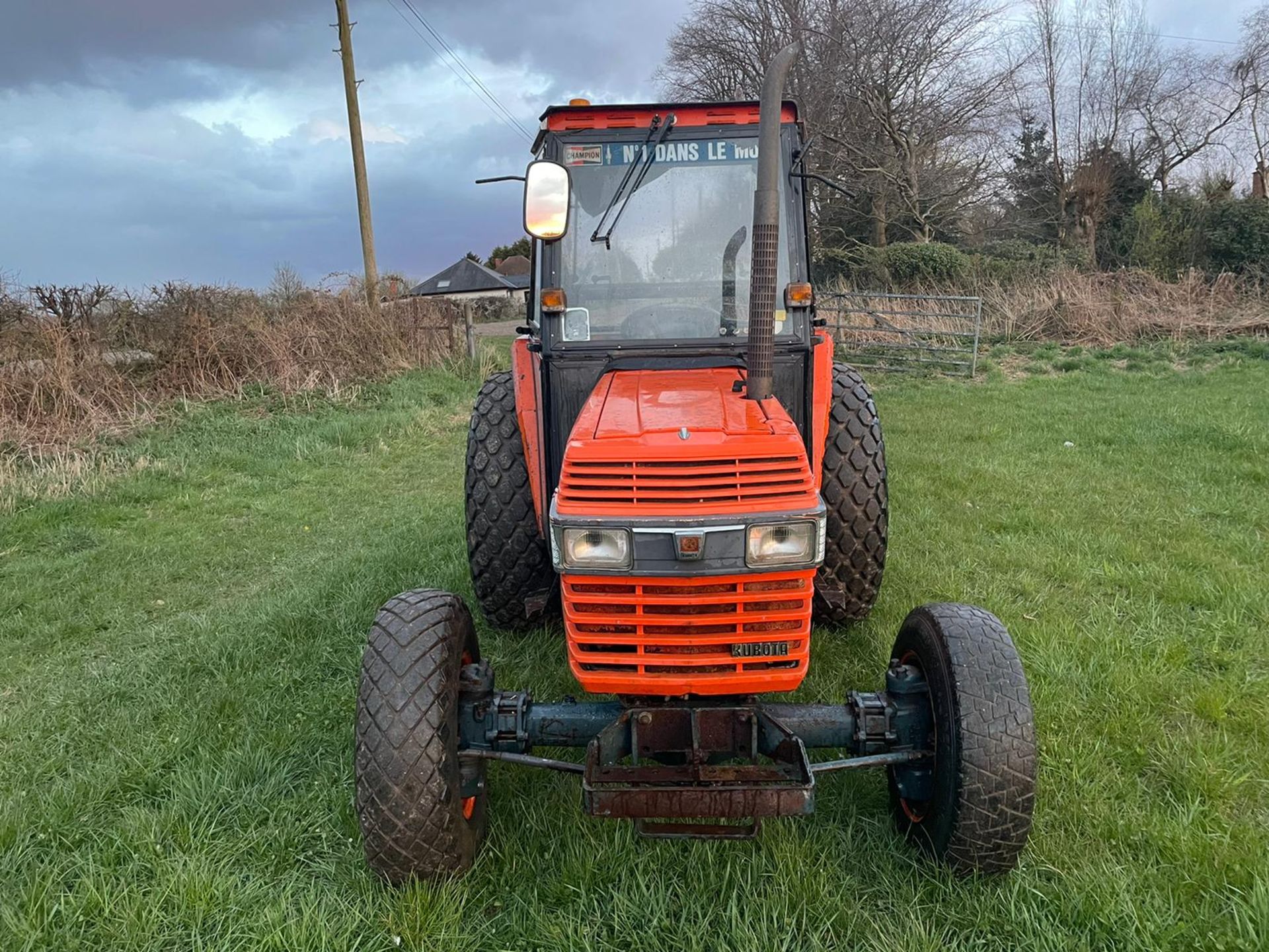 KUBOTA L4150 COMPACT TRACTOR, RUNS AND DRIVES, 50HP, CABBED, 1235 hrs ! 3 POINT LINKAGE *NO VAT* - Image 3 of 11