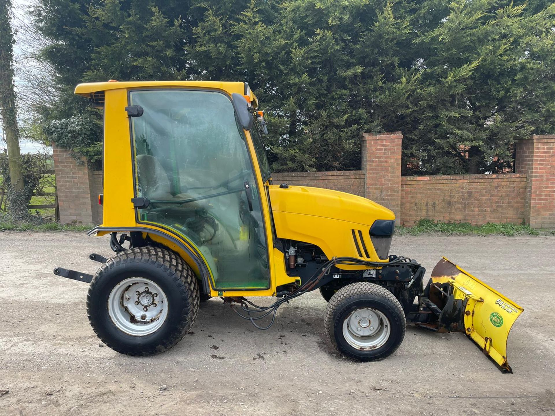 2010/60 JOHN DEERE 2320 COMPACT TRACTOR, LOW 315 HOURS, FULLY GLASS CAB *PLUS VAT* - Image 7 of 9