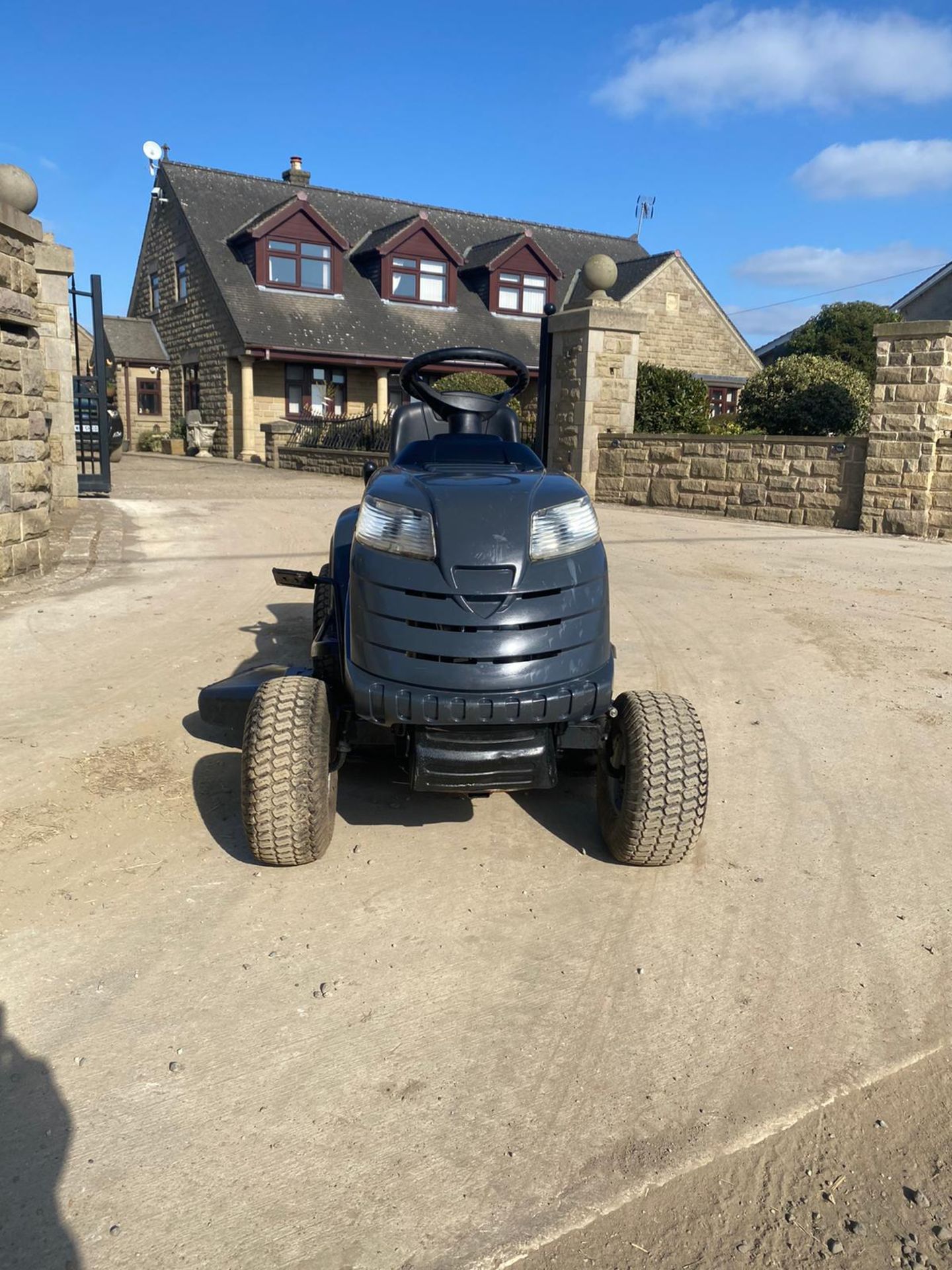 MOUNTFIELD T38M-SD RIDE ON LAWN MOWER, BRAND NEW BATTERY, VERY CLEAN *NO VAT* - Image 2 of 6