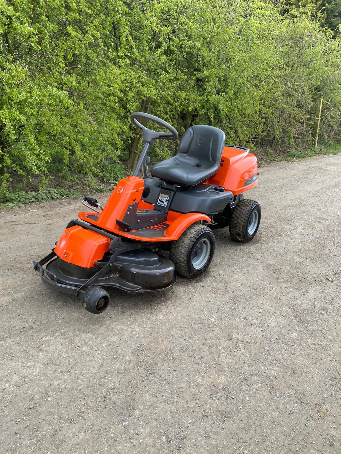 HUSQVARNA R13 FOUR WHEEL DRIVE RIDE ON LAWN MOWER, RUNS DRIVES AND CUTS *NO VAT*