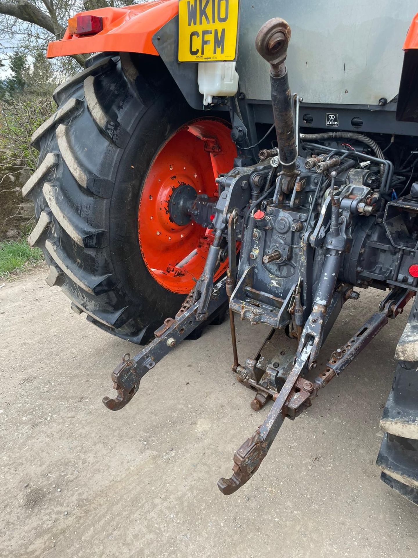 2010 KUBOTA M128X TRACTOR WITH LOADER, LOW 5500 HOURS, FULLY GLASS CAB, 3 POINT LINKAGE *PLUS VAT* - Image 9 of 15