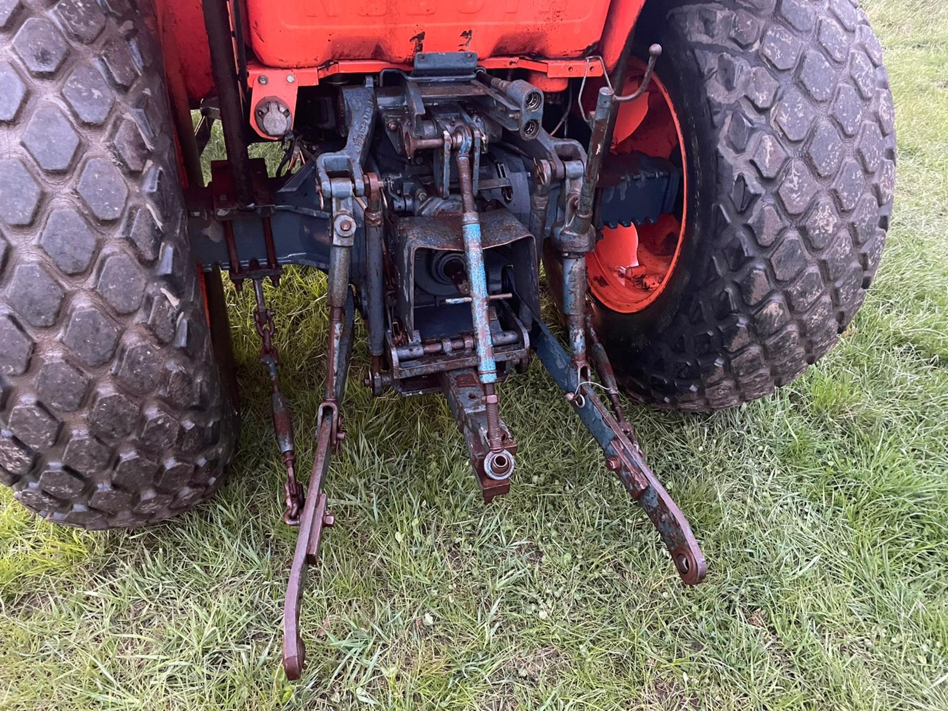 KUBOTA L4150 COMPACT TRACTOR, RUNS AND DRIVES, 50HP, CABBED, 1235 hrs ! 3 POINT LINKAGE *NO VAT* - Image 9 of 11