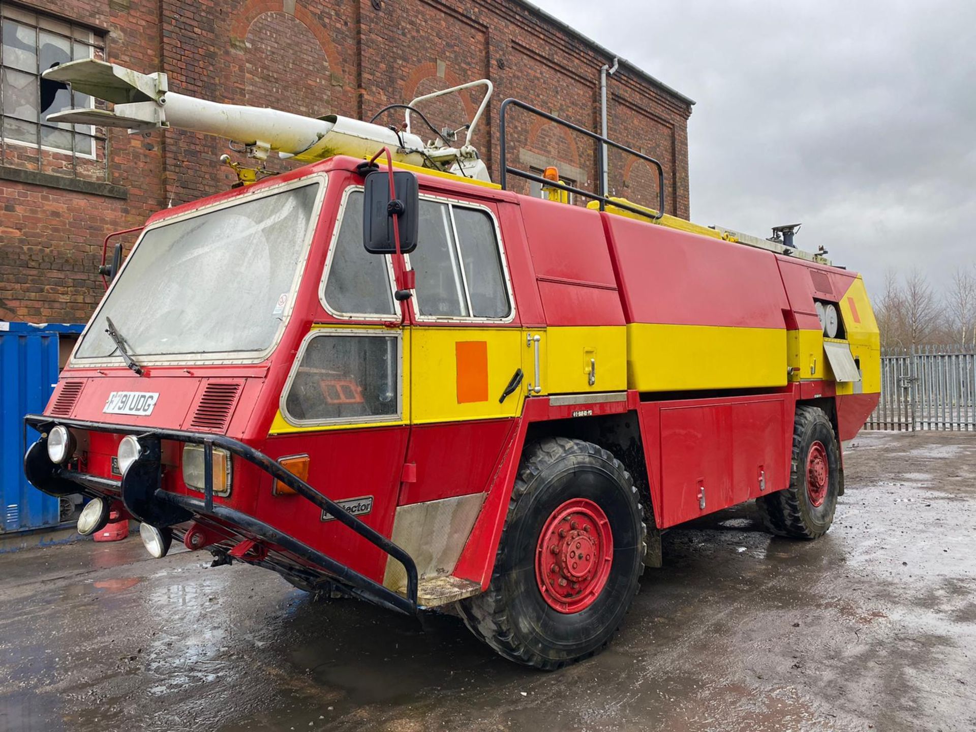 1989 SIMON GLOSTER SARO PROTECTOR FIRE ENGINE RED/YELLOW *PLUS VAT* - Image 4 of 6
