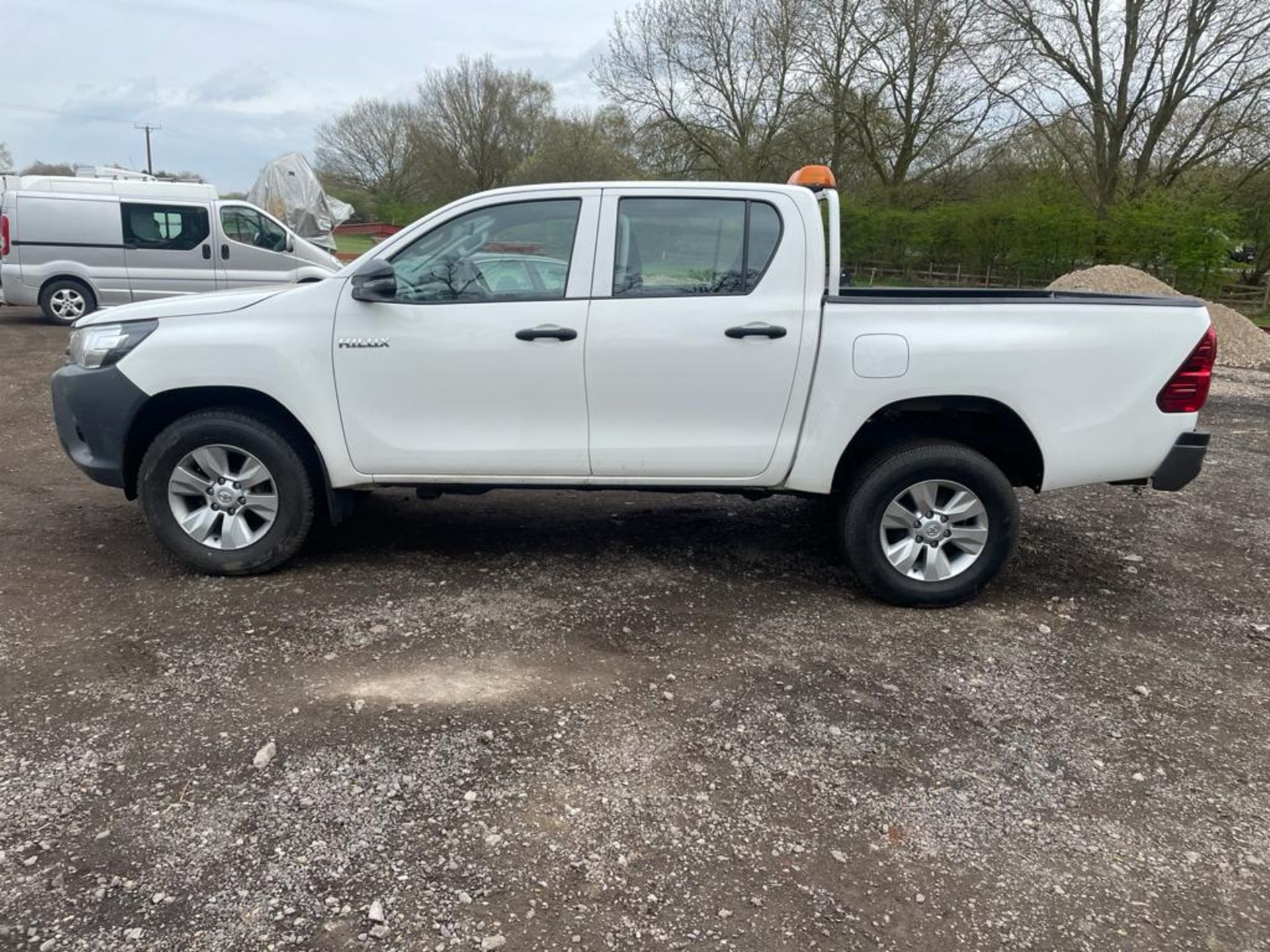 2018/18 REG TOYOTA HILUX ACTIVE D-4D 4WD DCB 2.4 DIESEL WHITE 4X4, SHOWING 1 FORMER KEEPER *PLUS VAT - Image 4 of 13