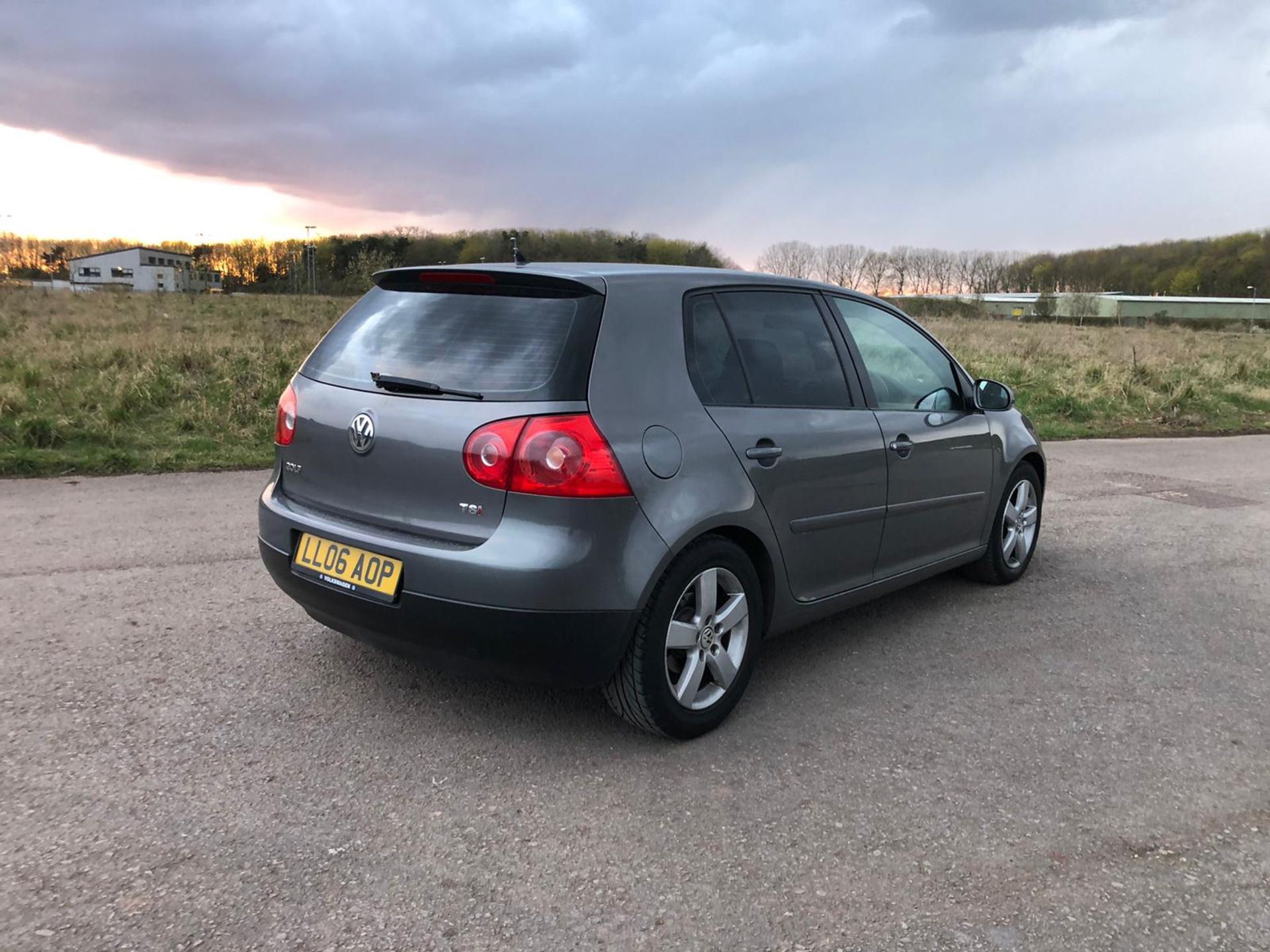 2006/06 REG VOLKSWAGEN GOLF SPORT TSI 1.4 PETROL GREY 5DR HATCHBACK *NO VAT* - Image 10 of 16