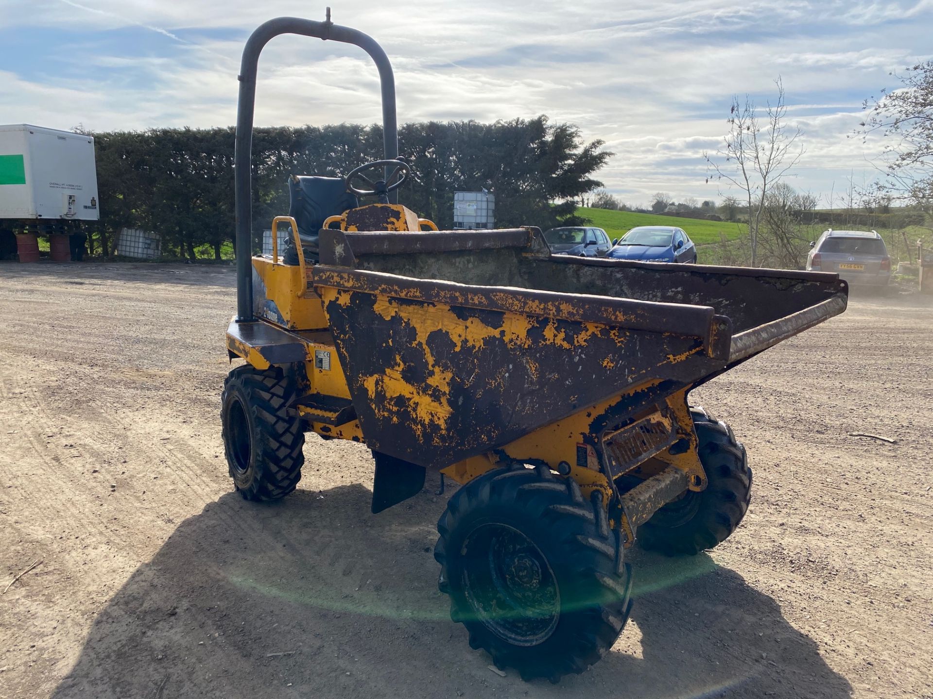 2004 THWAITES 2 TON DUMPER. 2300 HOURS, RUNS DRIVES AND ALL OPERATES SMOOTHLY *PLUS VAT* - Image 3 of 4