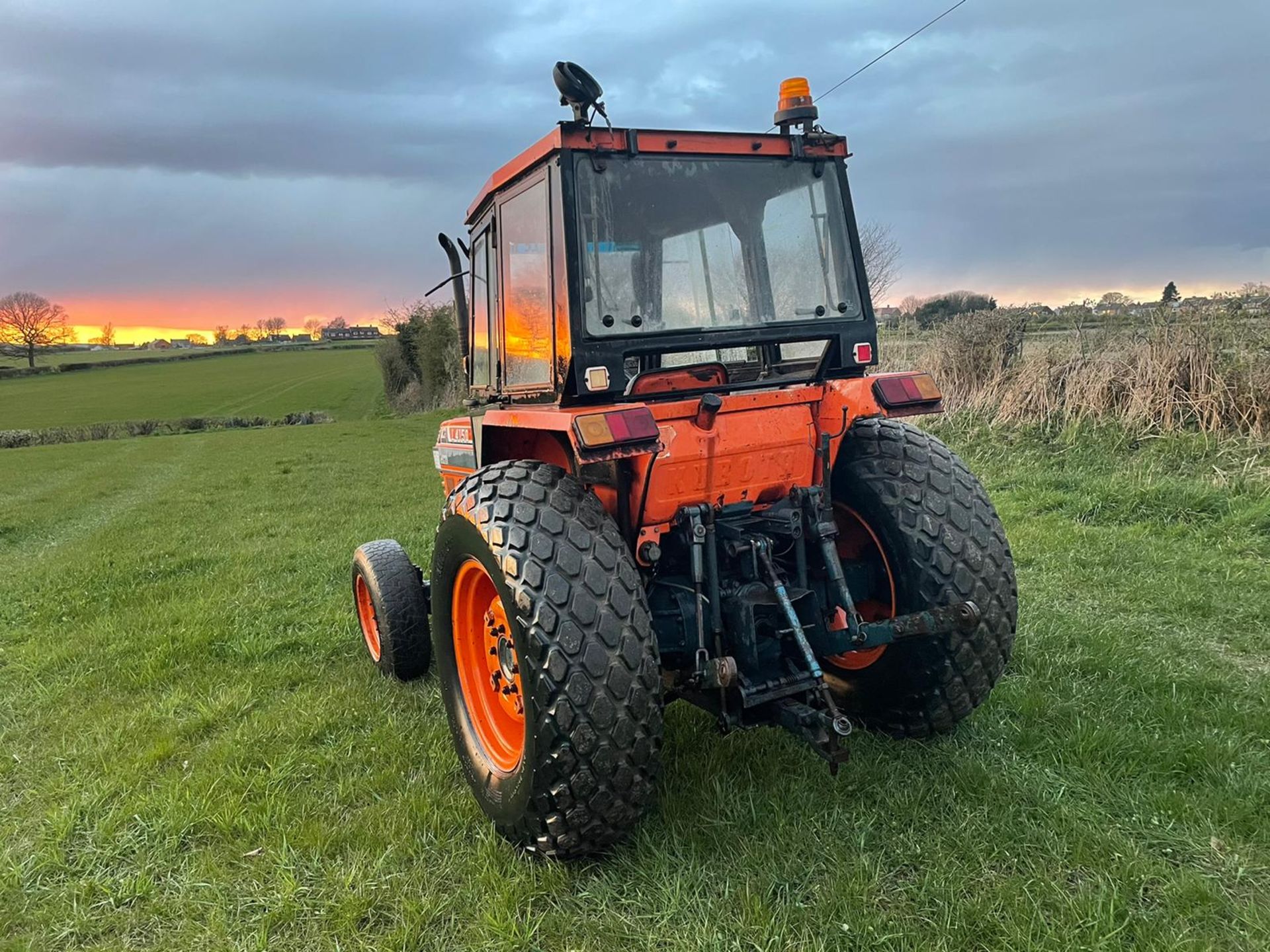 KUBOTA L4150 COMPACT TRACTOR, RUNS AND DRIVES, 50HP, CABBED, 1235 hrs ! 3 POINT LINKAGE *NO VAT* - Image 4 of 11