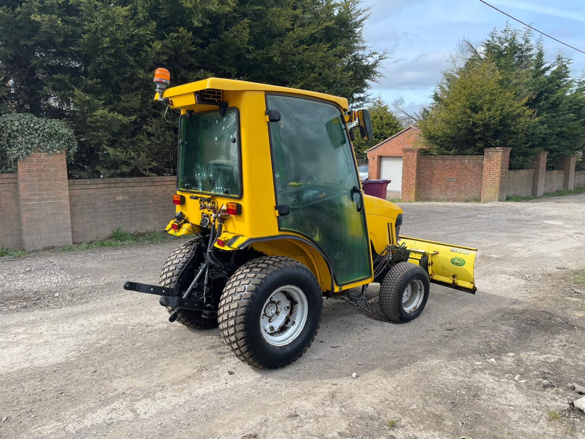 2010/60 JOHN DEERE 2320 COMPACT TRACTOR, LOW 315 HOURS, FULLY GLASS CAB *PLUS VAT* - Image 4 of 9