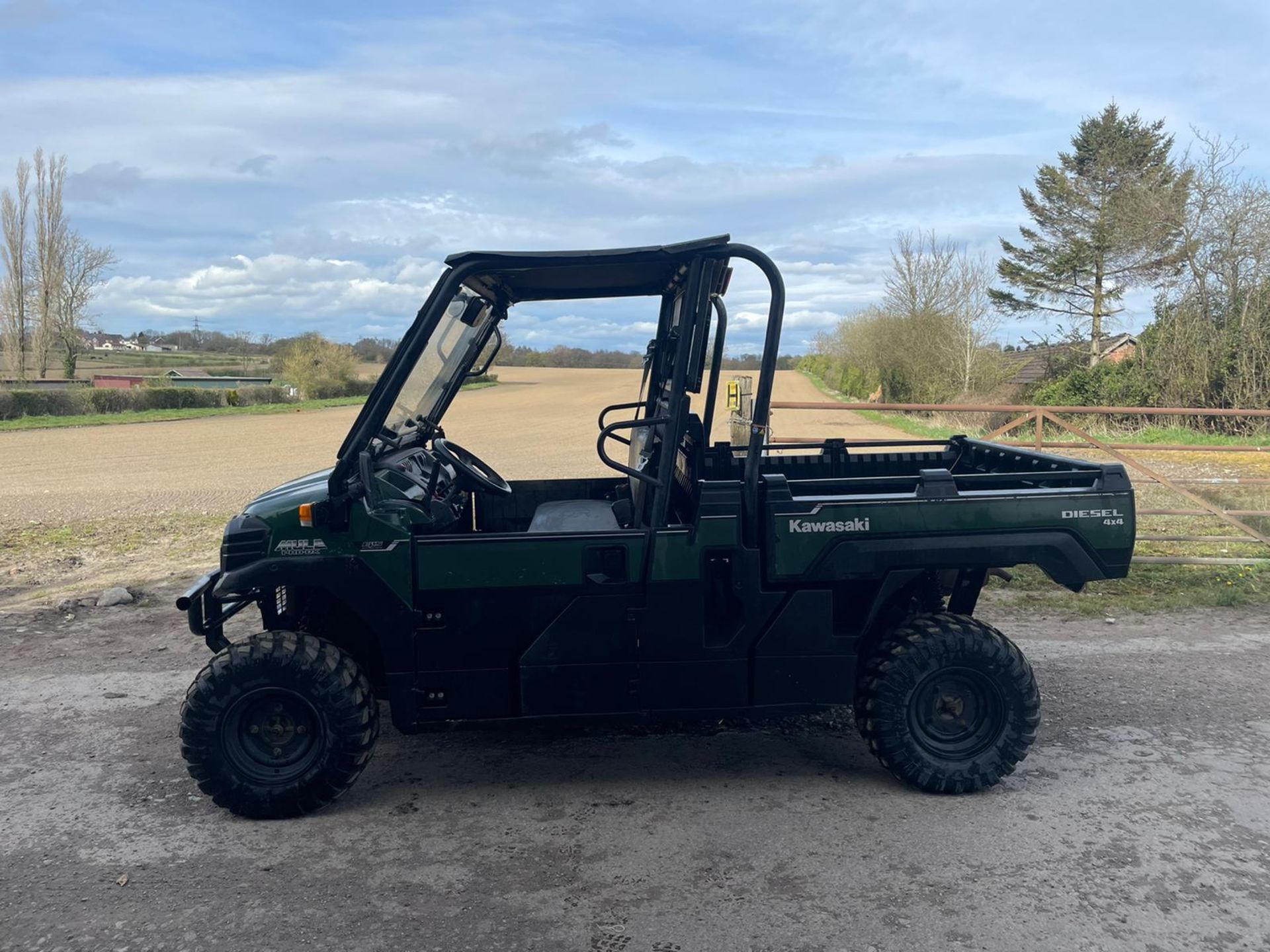 2018/68 KAWASAKI MULE 4X4 PRO DX BUGGI, 993CC DIESEL ENGINE, RUNS AND DRIVES *PLUS VAT* - Image 2 of 11