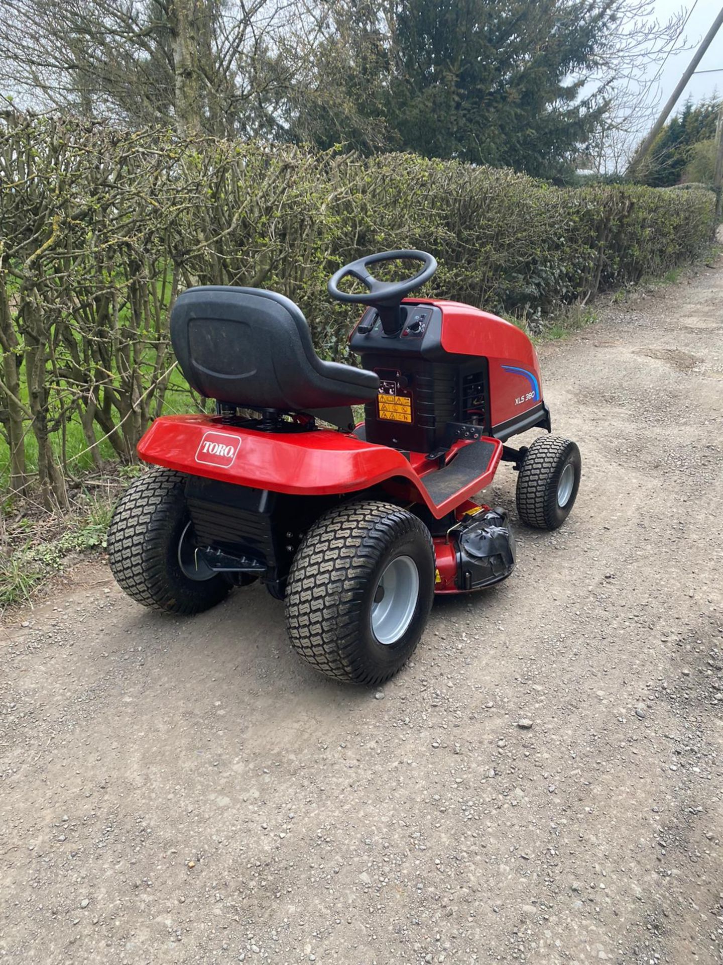 TORO XLS380 RIDE ON LAWN MOWER, RUNS WORKS AND CUTS WELL *NO VAT* - Image 4 of 7