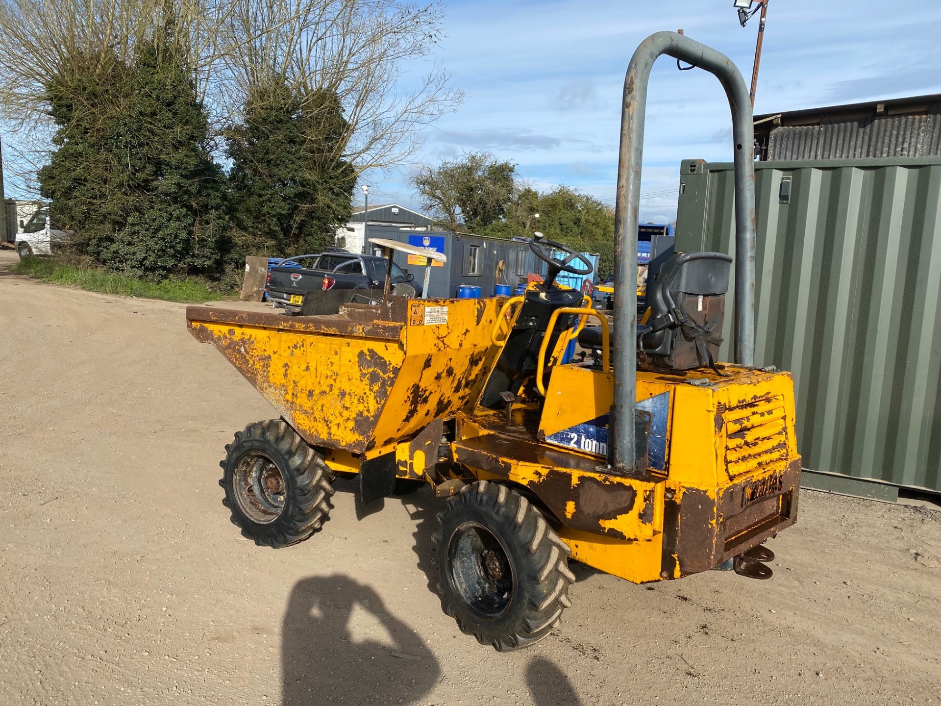 2004 THWAITES 2 TON DUMPER. 2300 HOURS, RUNS DRIVES AND ALL OPERATES SMOOTHLY *PLUS VAT*