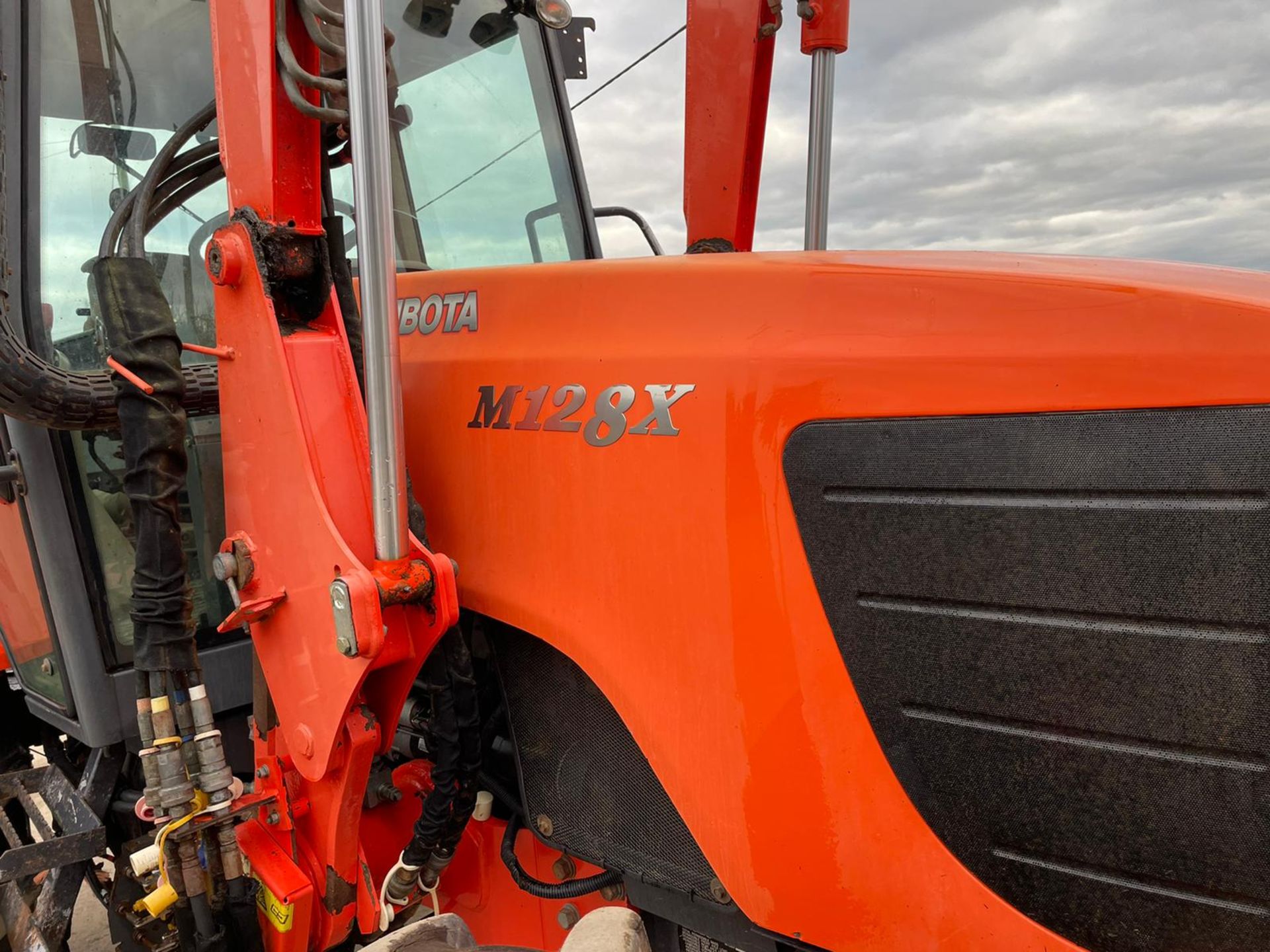 2010 KUBOTA M128X TRACTOR WITH LOADER, LOW 5500 HOURS, FULLY GLASS CAB, 3 POINT LINKAGE *PLUS VAT* - Image 15 of 15