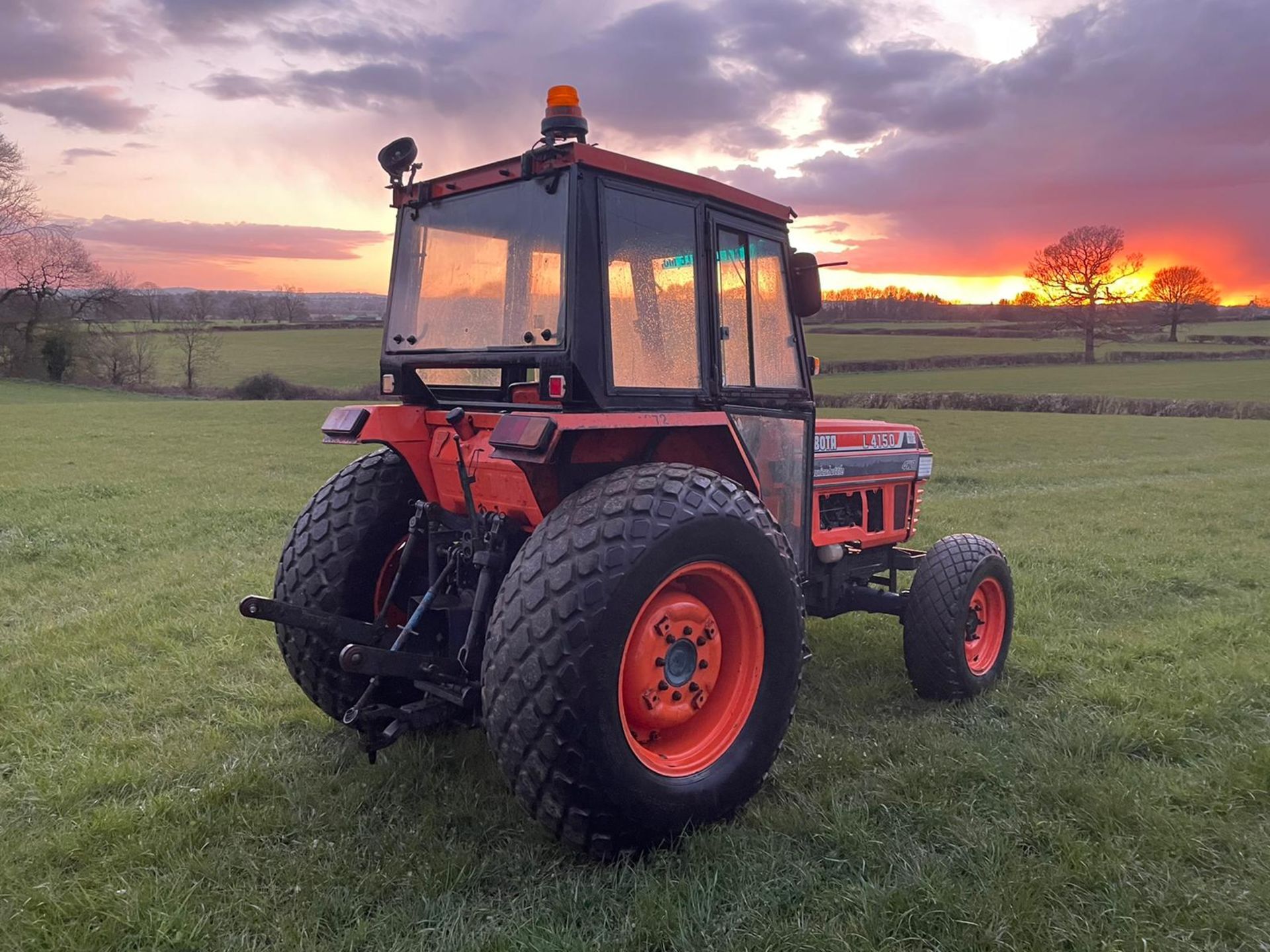 KUBOTA L4150 COMPACT TRACTOR, RUNS AND DRIVES, 50HP, CABBED, 1235 hrs ! 3 POINT LINKAGE *NO VAT* - Image 5 of 11