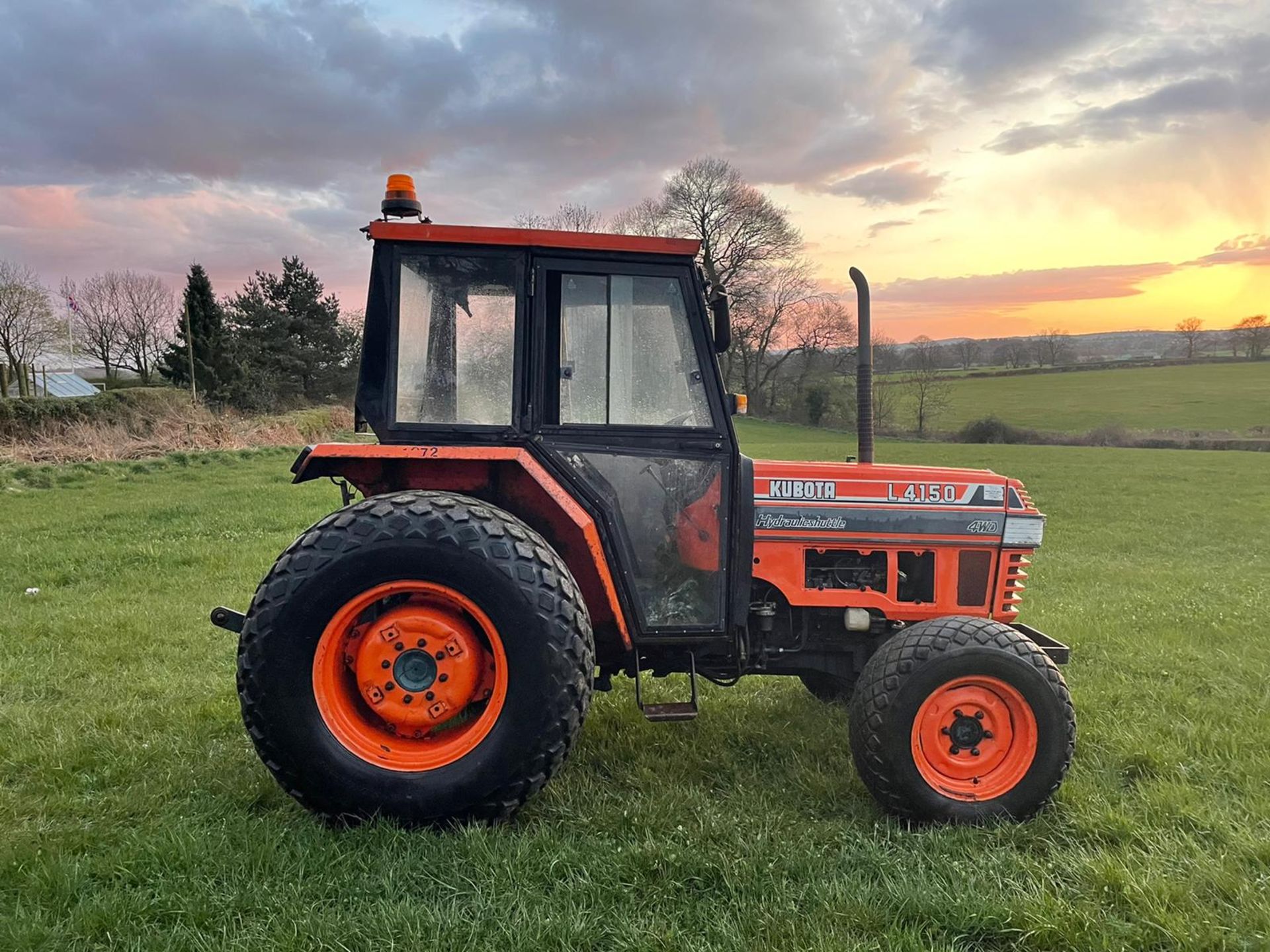 KUBOTA L4150 COMPACT TRACTOR, RUNS AND DRIVES, 50HP, CABBED, 1235 hrs ! 3 POINT LINKAGE *NO VAT* - Image 11 of 11