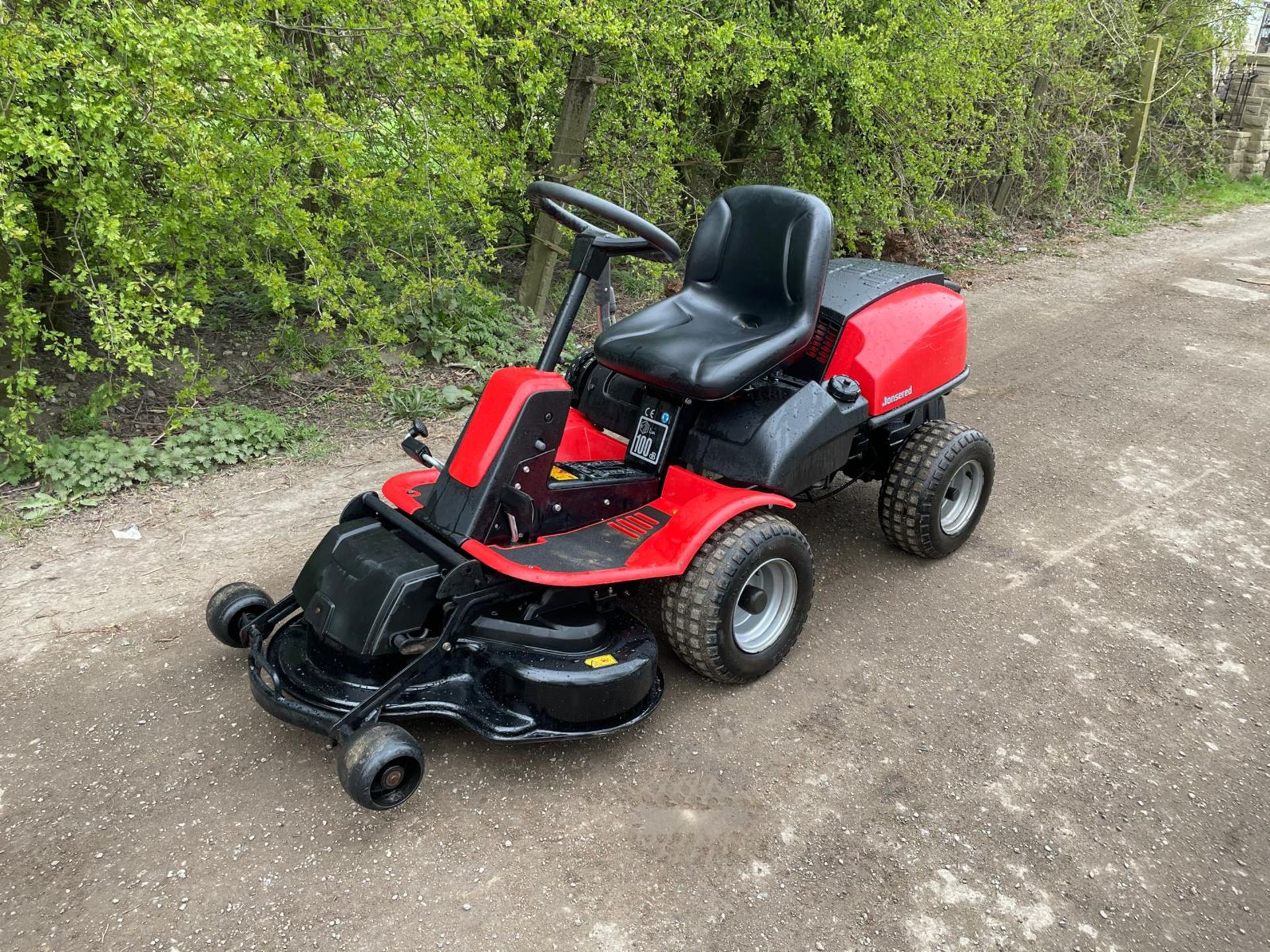 JONSERED FR2215MA RIDE ON MOWER, RUNS DRIVES AND CUTS, PIVOT STEERED, HYDROSTATIC *NO VAT* - Image 2 of 7