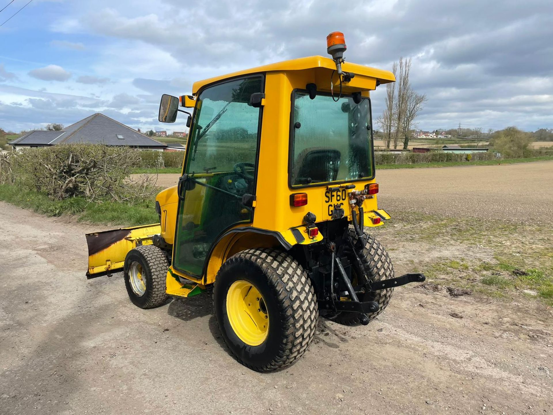 2010/60 JOHN DEERE 2320 COMPACT TRACTOR, LOW 315 HOURS, FULLY GLASS CAB *PLUS VAT* - Image 5 of 9