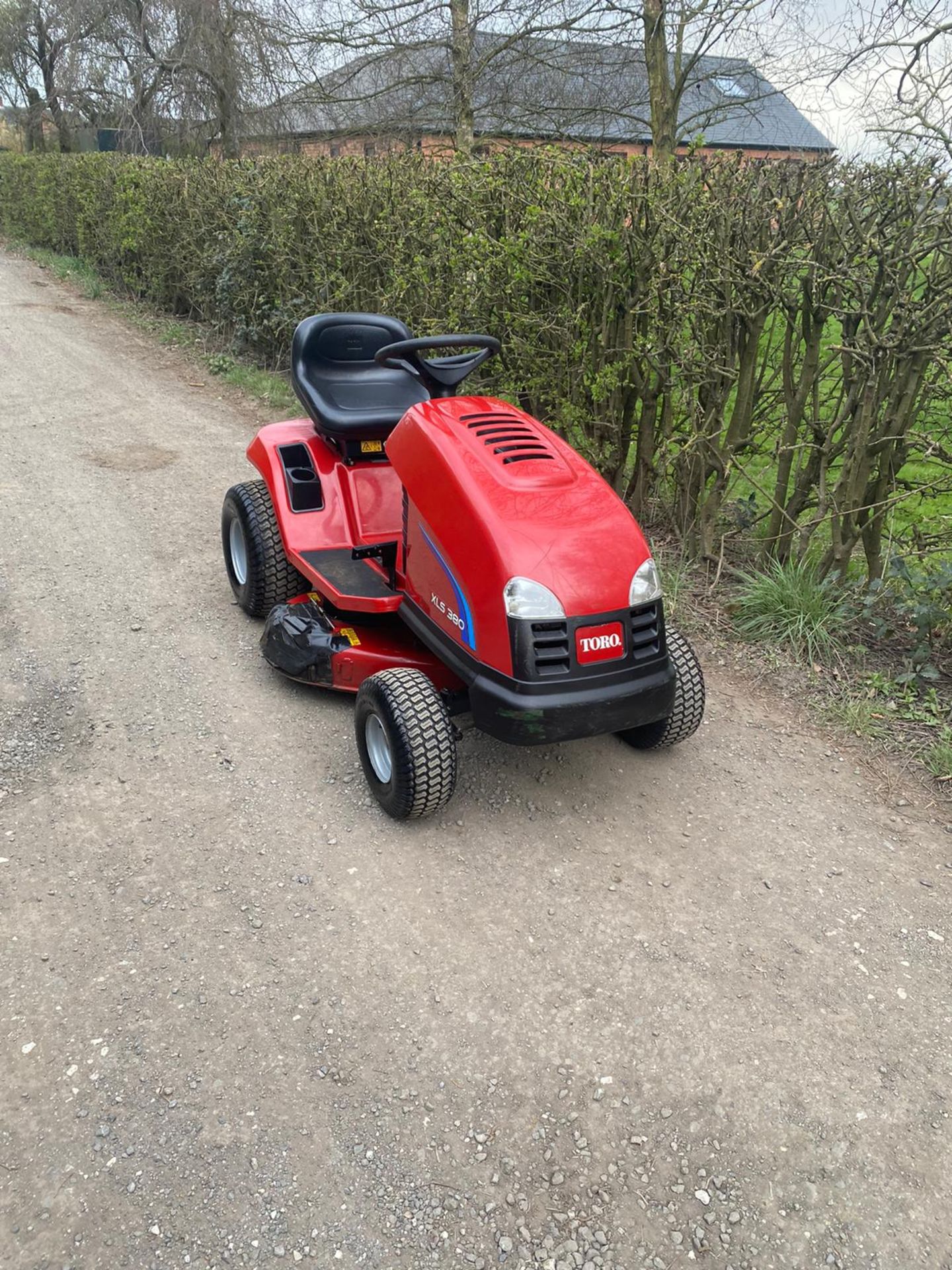 TORO XLS380 RIDE ON LAWN MOWER, RUNS WORKS AND CUTS WELL *NO VAT* - Image 2 of 7