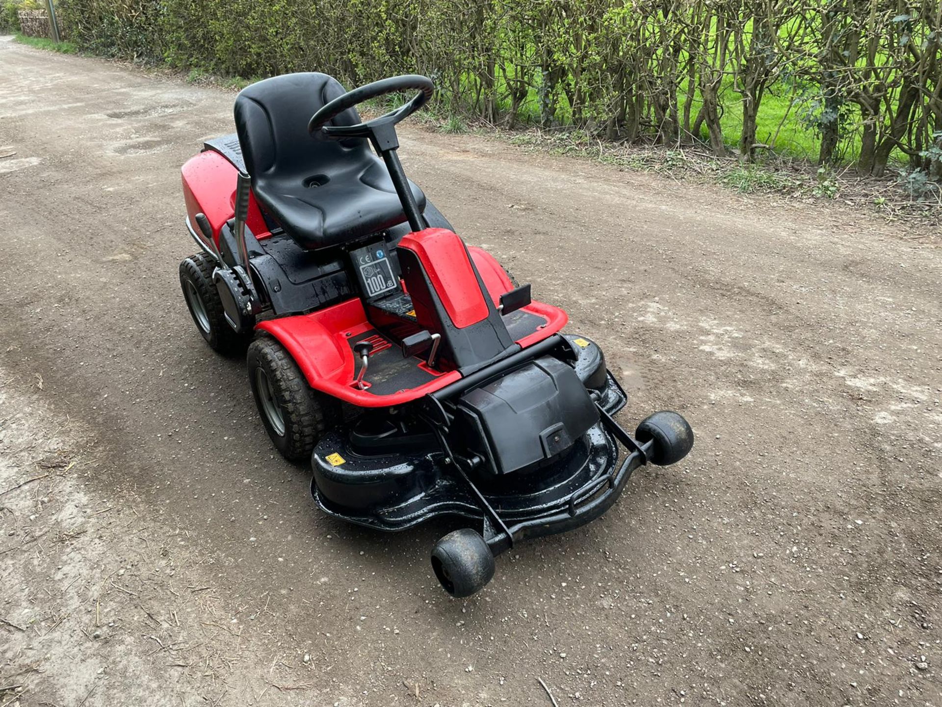 JONSERED FR2215MA RIDE ON MOWER, RUNS DRIVES AND CUTS, PIVOT STEERED, HYDROSTATIC *NO VAT* - Image 5 of 7