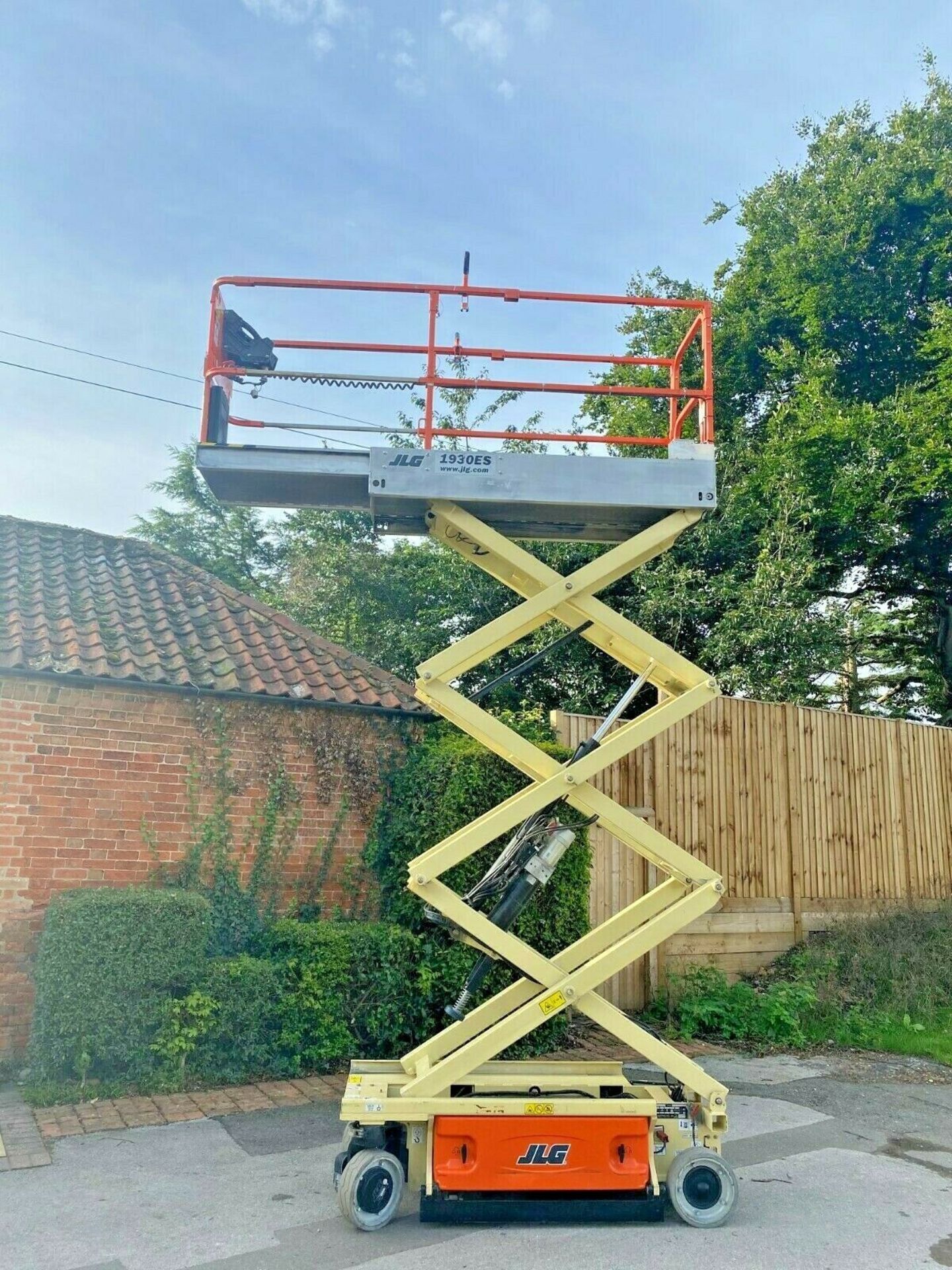 JLG 1930ES ACCESS PLATFORM SCISSOR LIFT, YEAR 2014, ONLY 135 HOURS *PLUS VAT* - Image 3 of 11