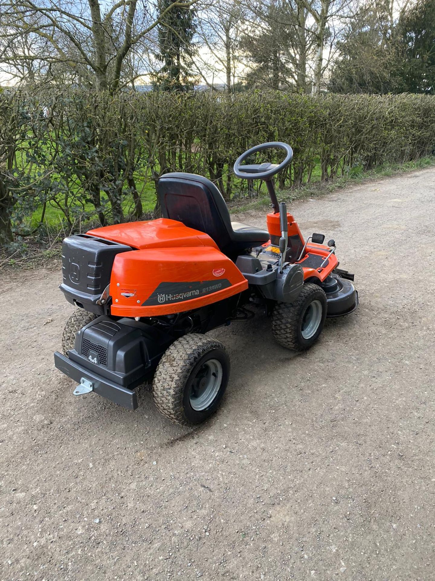 HUSQVARNA R13 FOUR WHEEL DRIVE RIDE ON LAWN MOWER, RUNS DRIVES AND CUTS *NO VAT* - Image 4 of 6