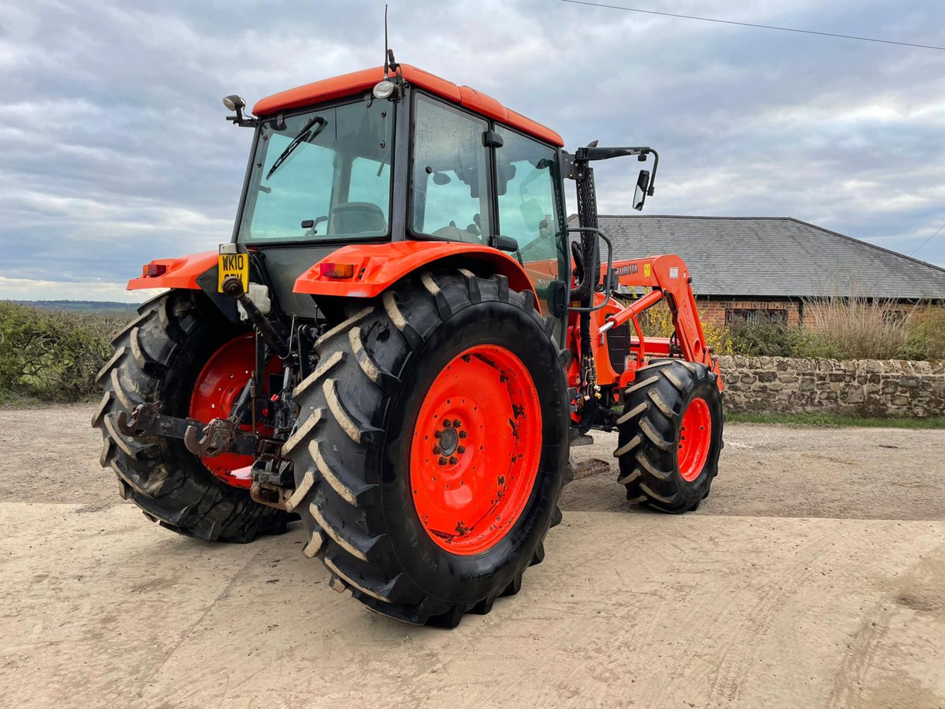 2010 KUBOTA M128X TRACTOR WITH LOADER, LOW 5500 HOURS, FULLY GLASS CAB, 3 POINT LINKAGE *PLUS VAT* - Image 6 of 15