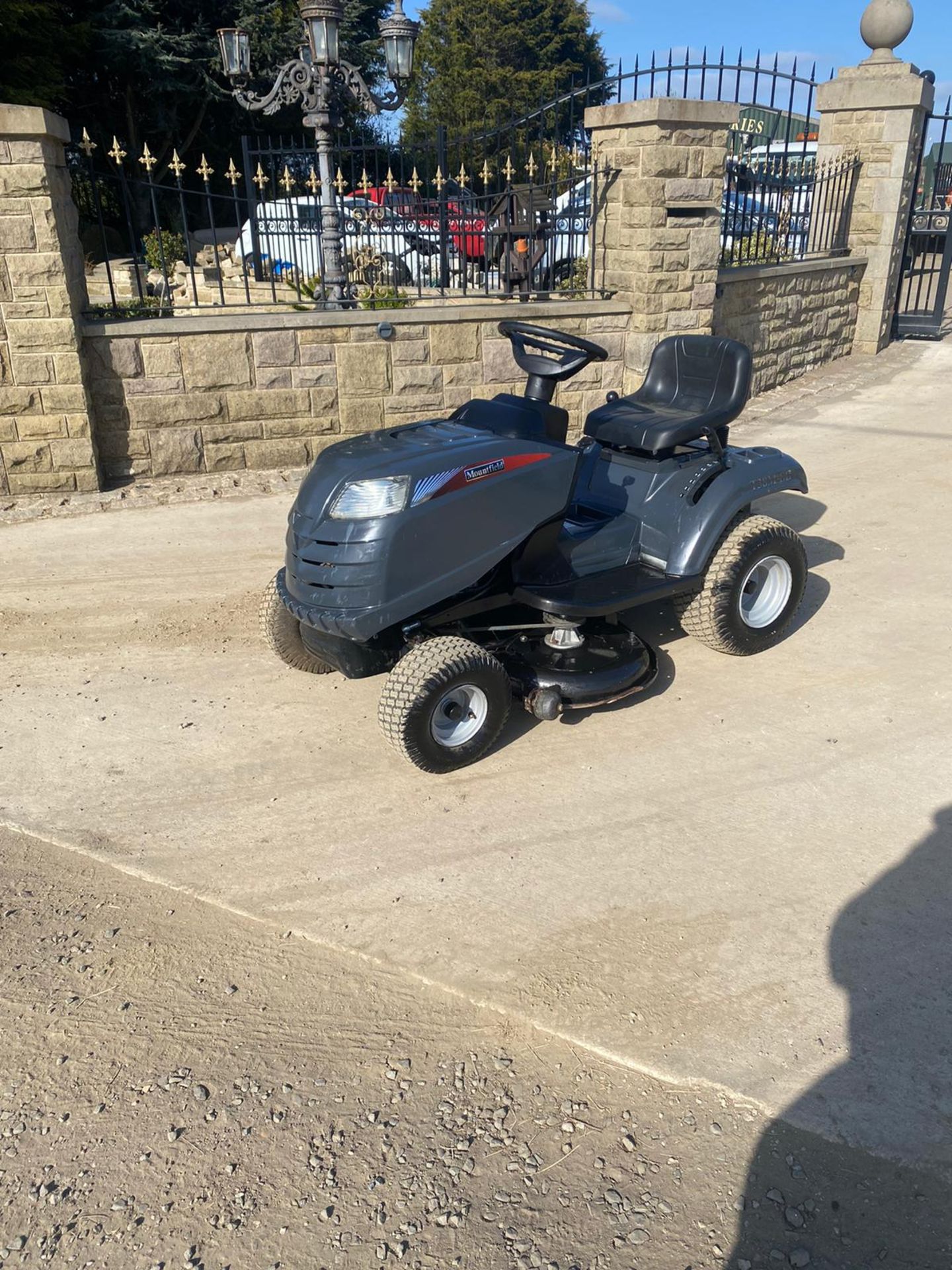 MOUNTFIELD T38M-SD RIDE ON LAWN MOWER, BRAND NEW BATTERY, VERY CLEAN *NO VAT* - Image 3 of 6