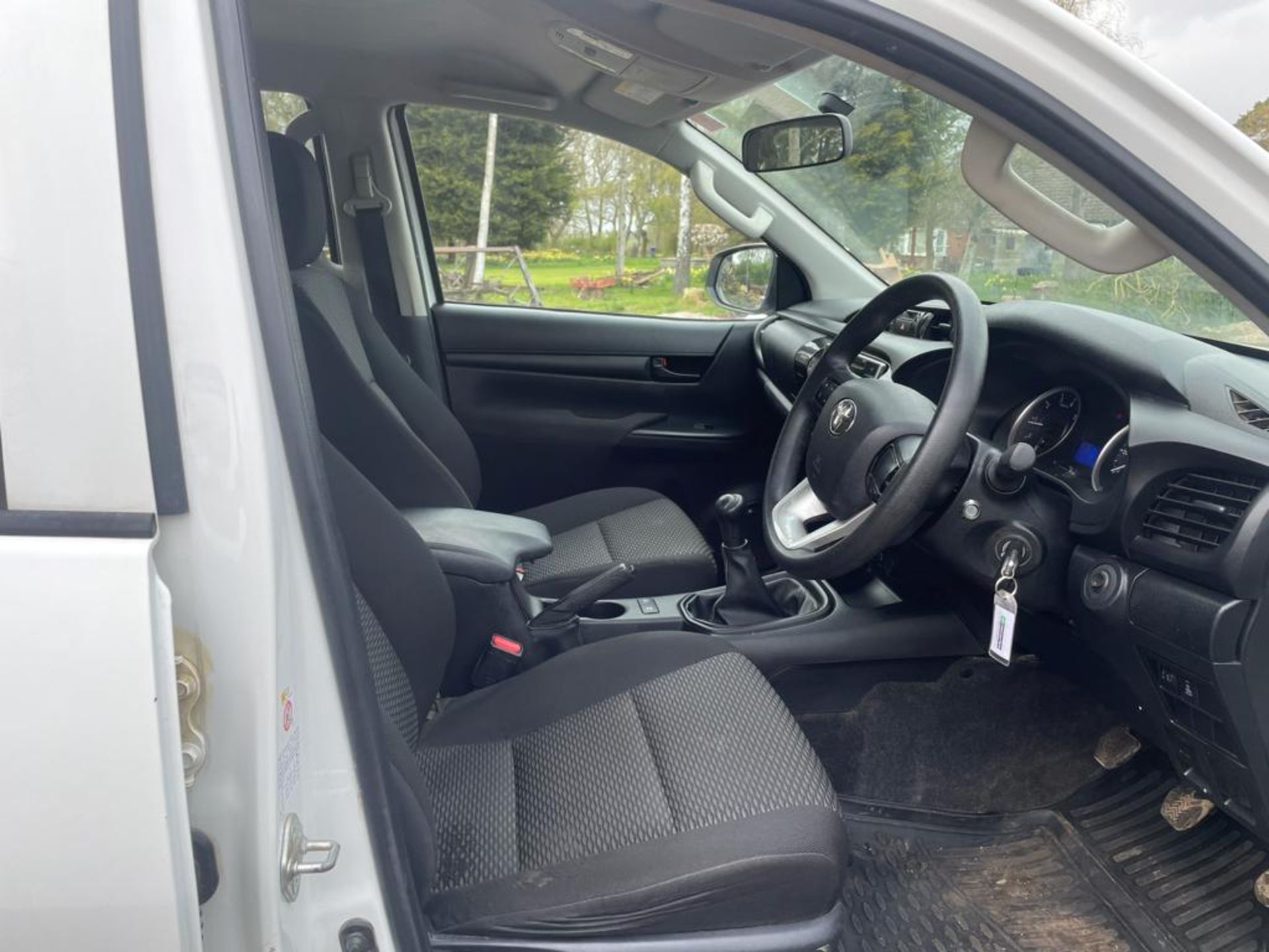 2018/18 REG TOYOTA HILUX ACTIVE D-4D 4WD DCB 2.4 DIESEL WHITE 4X4, SHOWING 1 FORMER KEEPER *PLUS VAT - Image 11 of 13