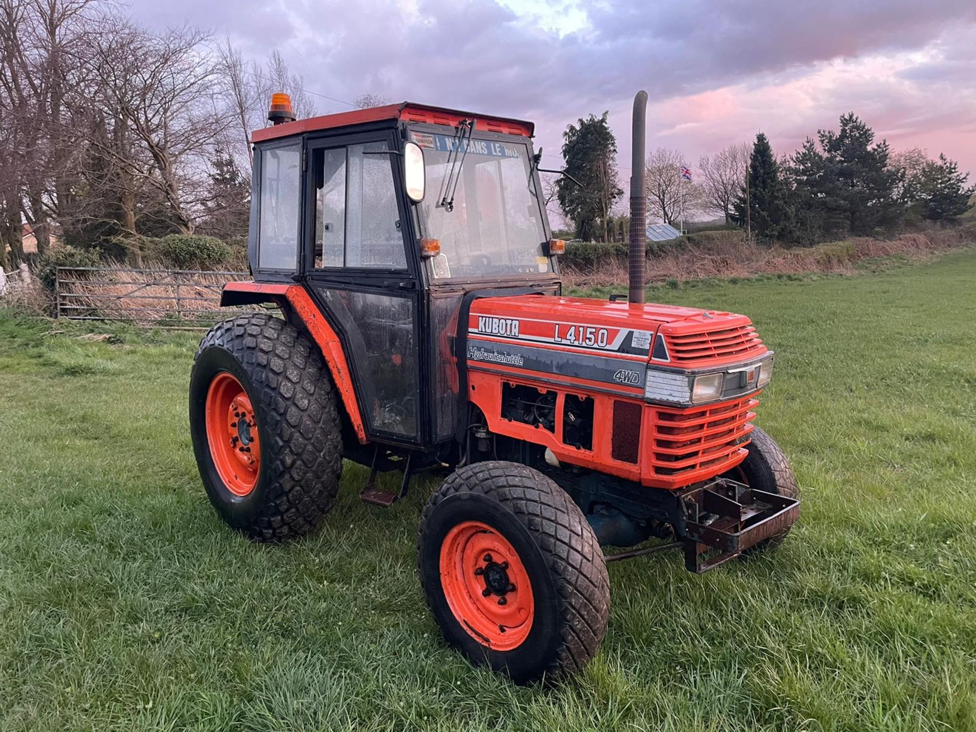 KUBOTA L4150 COMPACT TRACTOR, RUNS AND DRIVES, 50HP, CABBED, 1235 hrs ! 3 POINT LINKAGE *NO VAT* - Image 2 of 11