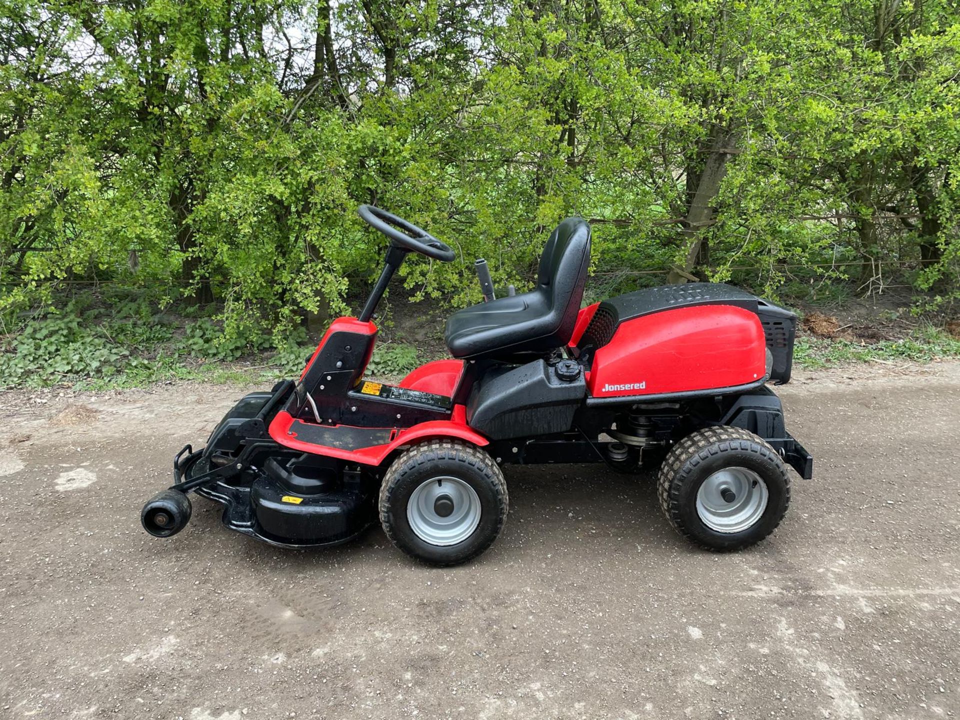 JONSERED FR2215MA RIDE ON MOWER, RUNS DRIVES AND CUTS, PIVOT STEERED, HYDROSTATIC *NO VAT*