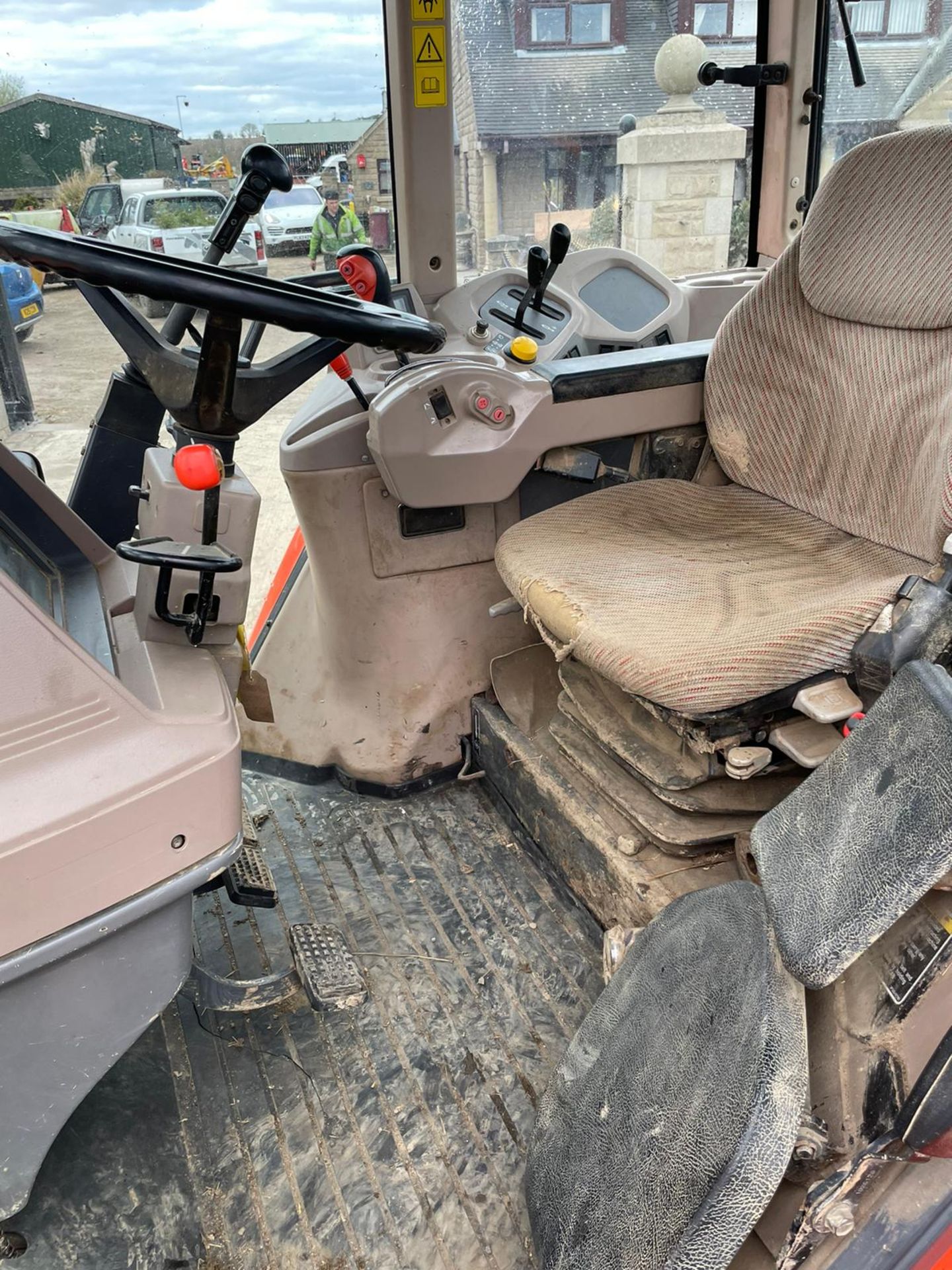 2010 KUBOTA M128X TRACTOR WITH LOADER, LOW 5500 HOURS, FULLY GLASS CAB, 3 POINT LINKAGE *PLUS VAT* - Image 11 of 15