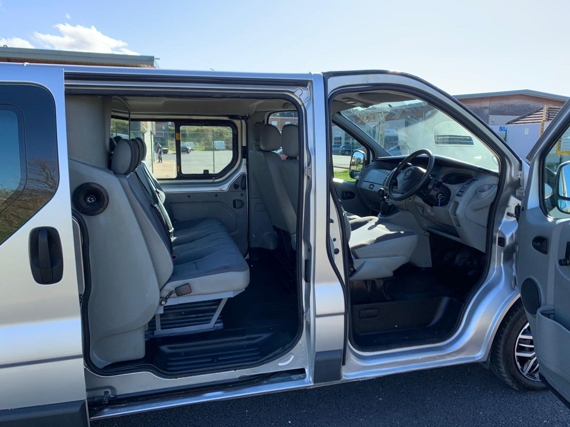 2006 VAUXHALL VIVARO 2900 D/C LWB, SILVER PANEL VAN, DIESEL ENGINE *NO VAT* - Image 6 of 11