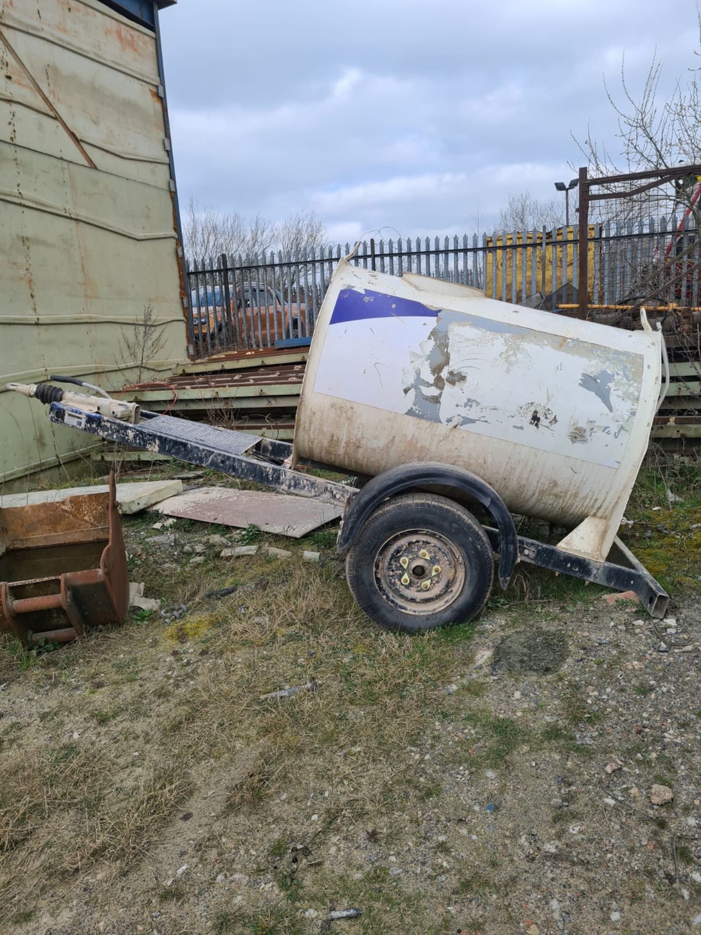 1000 LITRE GALVANISED WATER BOWSER WITH SPRINGS AND BRAKES TRAILER *PLUS VAT* - Image 4 of 4