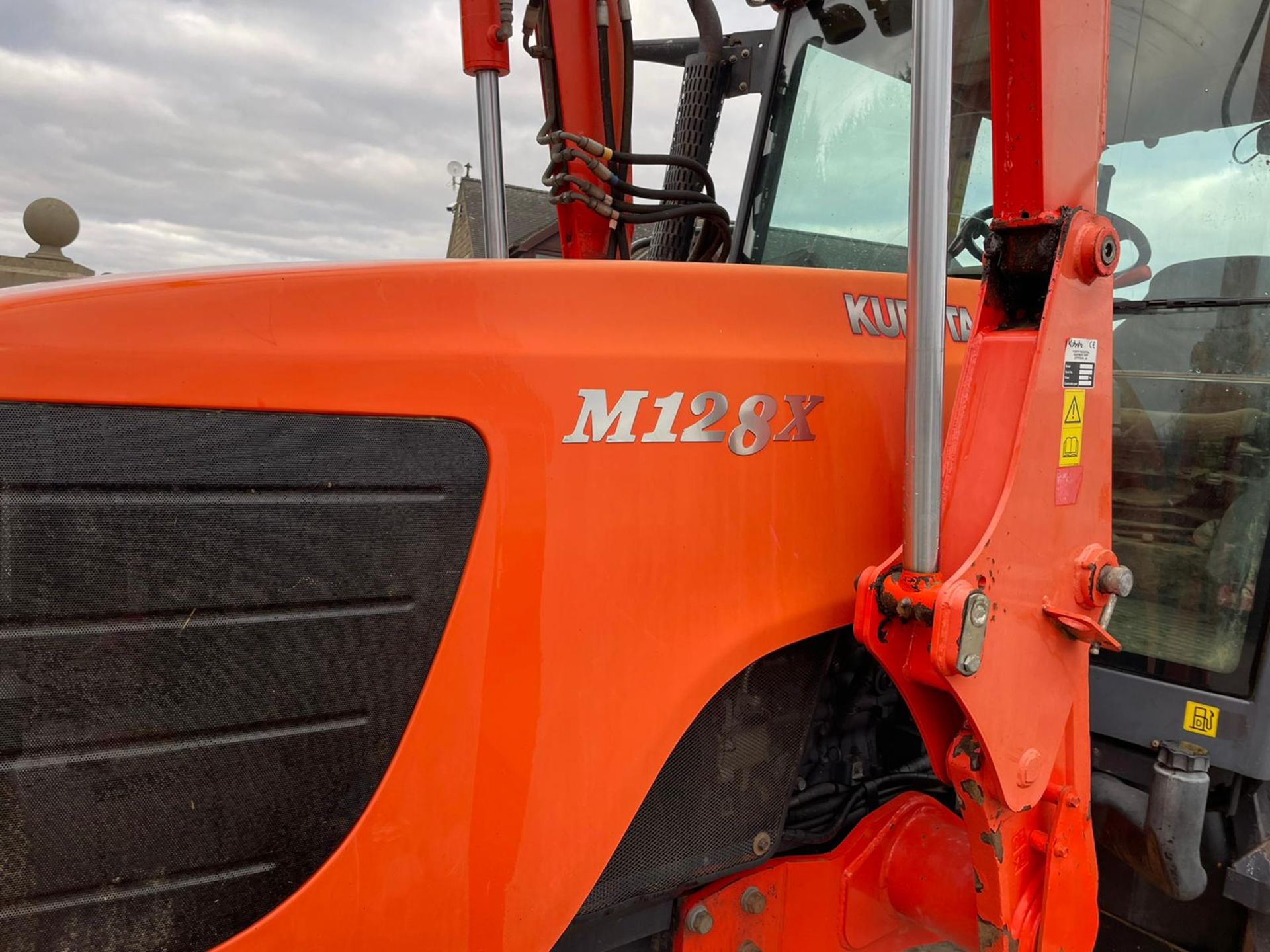 2010 KUBOTA M128X TRACTOR WITH LOADER, LOW 5500 HOURS, FULLY GLASS CAB, 3 POINT LINKAGE *PLUS VAT* - Image 10 of 15