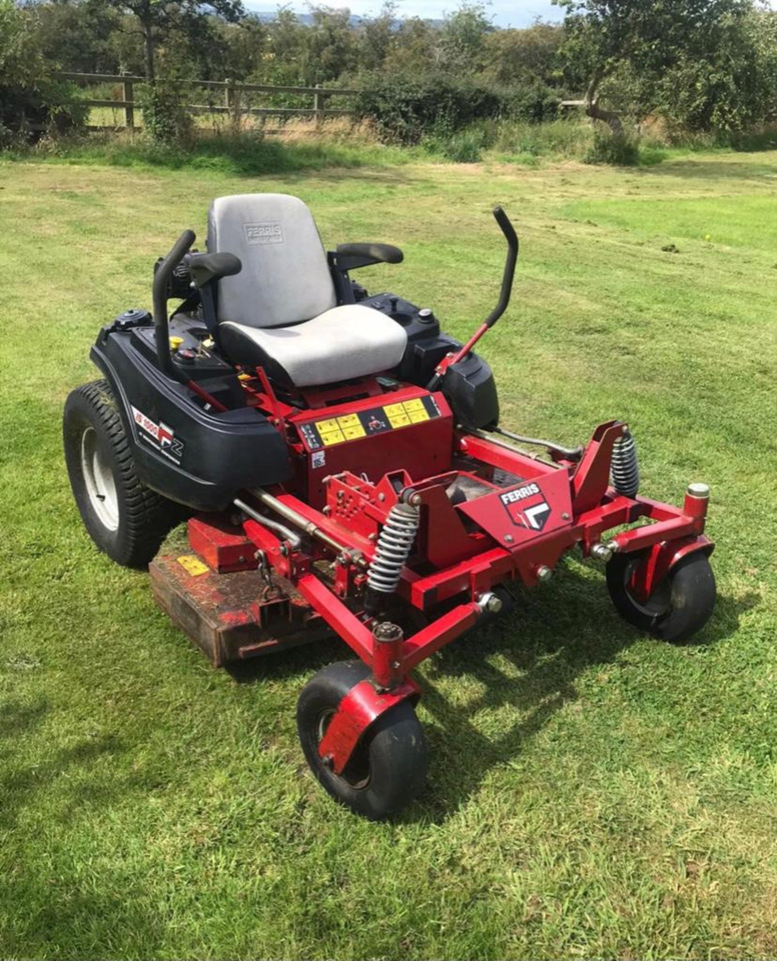 FERRIS IS1000Z ZERO TURN MOWER, RUNS, DRIVES AND CUTS, LOW 778 HOURS, USED BUT GOOD CONDITION