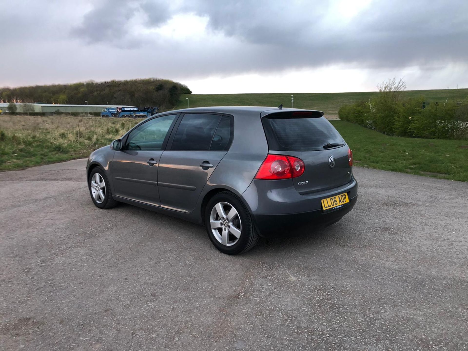 2006/06 REG VOLKSWAGEN GOLF SPORT TSI 1.4 PETROL GREY 5DR HATCHBACK *NO VAT* - Image 7 of 16