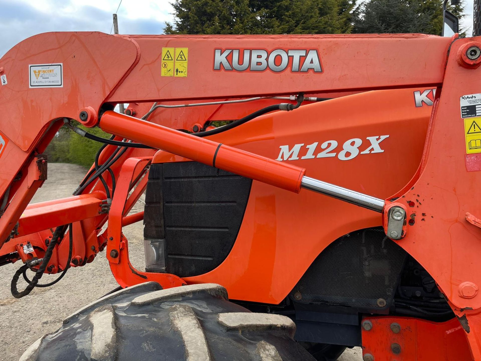 2010 KUBOTA M128X TRACTOR WITH LOADER, LOW 5500 HOURS, FULLY GLASS CAB, 3 POINT LINKAGE *PLUS VAT* - Image 14 of 15