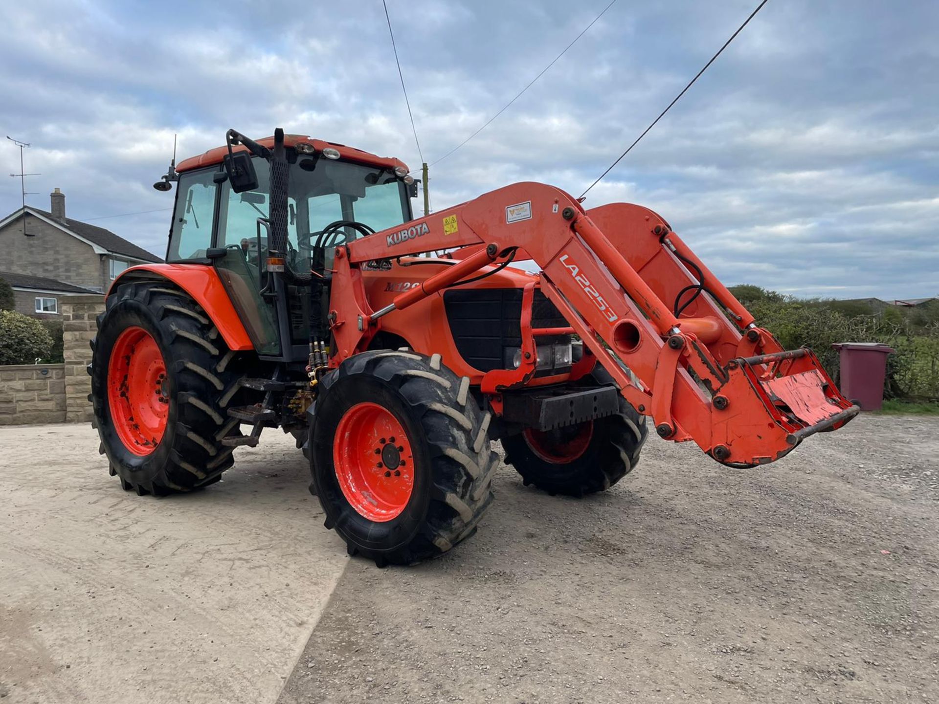 2010 KUBOTA M128X TRACTOR WITH LOADER, LOW 5500 HOURS, FULLY GLASS CAB, 3 POINT LINKAGE *PLUS VAT* - Image 4 of 15